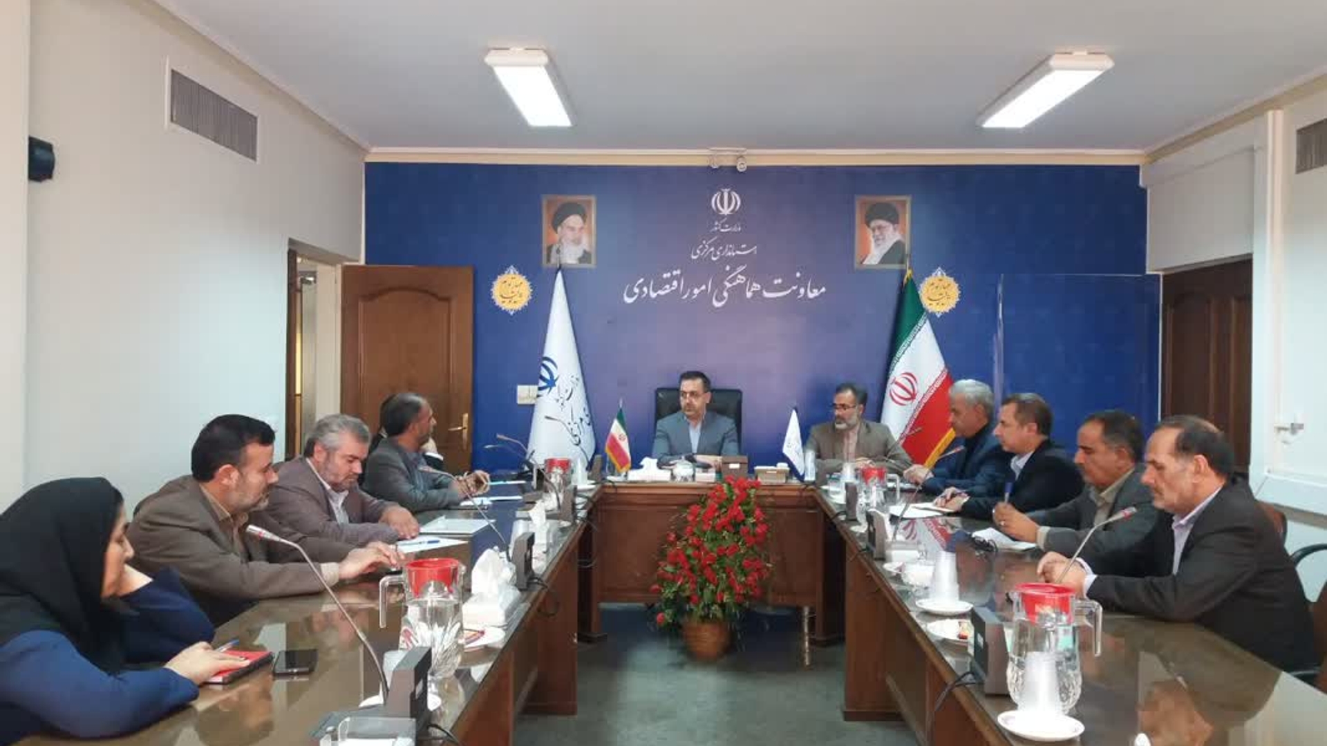 تعاون روستایی جهت خرید میوه برای ایام پایانی سال در اسرع وقت اقدام نماید.
جلسه کمیته راهبری طرح تنظیم بازار میوه ایام پایانی سال جاری ونوروز ۱۴۰۳ با موضوع خرید میوه، به ریاست معاون هماهنگی امور اقتصادی وتوسعه منطقه ای واعضای کمیته وبانکهای مرتبط برگزار شد.
در این جلسه مقرر گردید اتحادیه تعاون روستایی نسبت به خرید میوه سیب وپرتقال جهت ایام پایانی سال در اسرع وقت اقدام نماید.