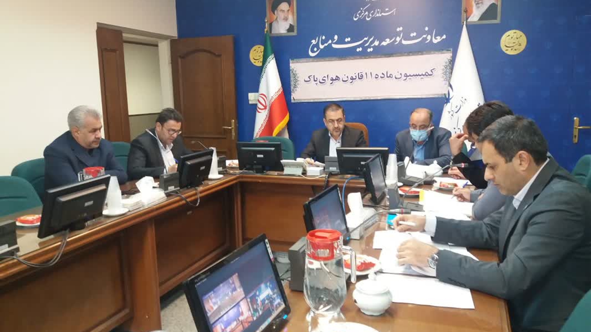 جلسه کمیسیون ماده ۱۱ قانون هوای پاک به ریاست معاون هماهنگی امور اقتصادی وتوسعه منطقه ای وبا حضور مدیران دستگاههای مرتبط برگزار شد.
در این جلسه مشکل تعدادی از واحدهای تولیدی مستقر در شهرستانهای ساوه ،زرندیه ودلیجان مطرح و پس از بحث وتبادل نظر تصمیمات لازم اتخاذ گردید.
پنج شنبه ۱۴۰۲-۰۸-۱۱