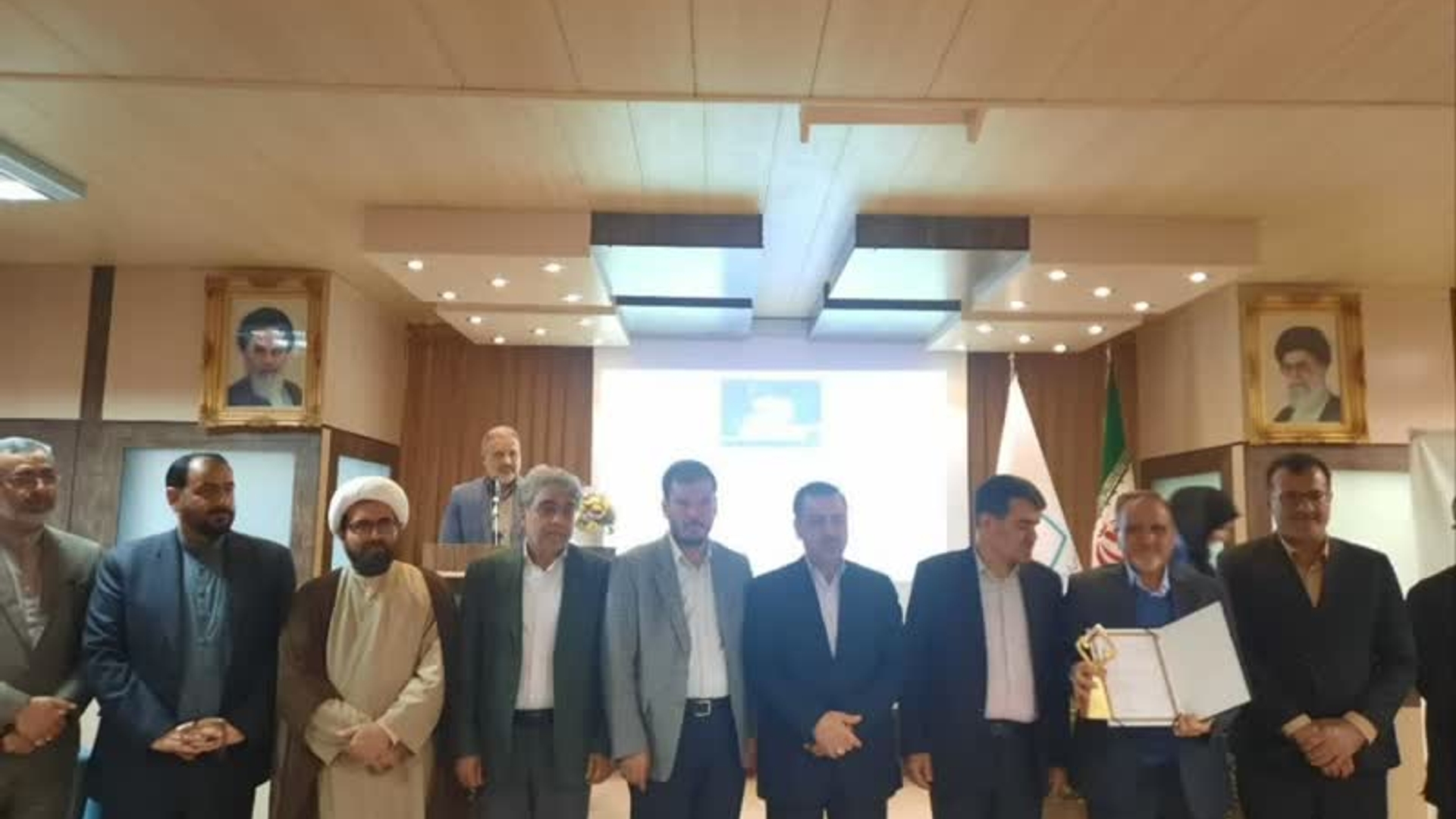 تقدیر از واحدهای تولیدی برتر استاندارد:
 با حضور مشاور ومدیرکل دفتربازرسی و پاسخگویی سازمان استاندارد، معاون هماهنگی امور اقتصادی استانداری مرکزی،مدیرکل استاندارد و تحقیقات صنعتی استان،مدیرکل صنعت،معدن وتجارت استان از واحدهای تولیدی برتر درحوزه استاندارد تقدیرشد.
مشاور و مدیرکل دفتر بازرسی و پاسخگویی به عملکرد سازمان استاندارد کشور در این نشست گفت: نگاه زینتی به استاندارد در این سازمان از بین رفته‌ و اقدامات کارشناسی با اهداف مختلف جایگزین آن شده است.

📅 چهارشنبه ۱۰ آبان ۱۴۰۲