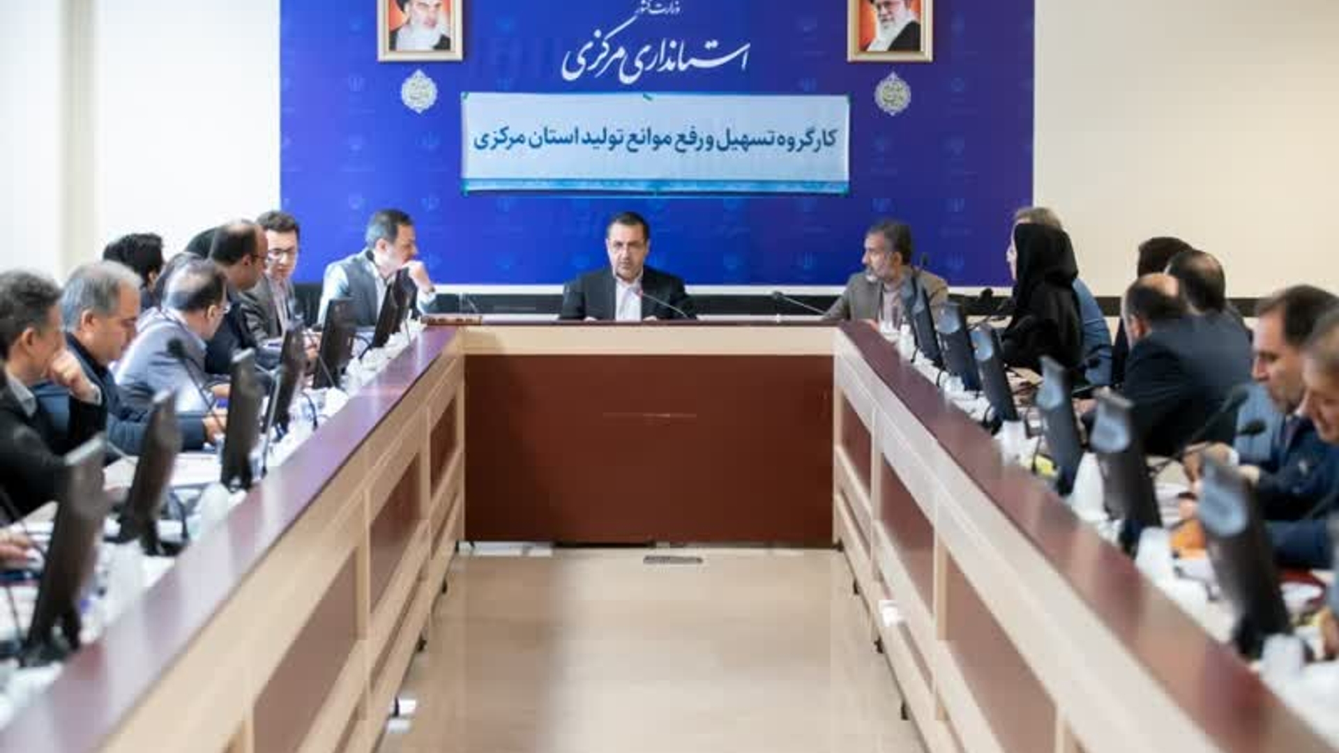 🔹نشست کارگروه تسهیل و رفع موانع تولید استان مرکزی به ریاست معاون هماهنگی امور اقتصادی و توسعه منطقه‌ای استاندار، جمعی از مدیران دستگاه‌های اجرایی، شبکه بانکی و واحد‌های تولیدی برگزار شد.

معاون استاندار:
🔸تولید مهم‌ترین راه‌ برون رفت کشور از تورم است که فرمایش رهبر معظم انقلاب بوده و شرایط خاص کشور به نحوی است که امروز همه مکلف به حمایت از تولید هستیم.

🔸مدیران استانی باید تسهیلاتی که در وزارتخانه‌های متبوع ایجاد می‌شود را در شورای اداری استان طرح کنند تا از این ظرفیت‌ها استفاده شود.

🔸در جریان سفر اخیر فرمانده نیروی دریایی ارتش جمهوری اسلامی ایران به استان، امیر ایرانی به معاونت آماد نداجا دستور دادند که نیازهای تغذیه ای نیرو را از صنایع غذایی استان مرکزی تأمین کنند‌.

🔸انتقال حساب‌ها و بیمه واحد‌های تولیدی و صنعتی به داخل استان پیش شرط بررسی مسائل واحد‌ها در ستاد تسهیل و ارائه خدمات است چراکه منافع این گردش‌های مالی باید به مردم استان برسد.

🔹در این نشست مسائل تعدادی از واحد‌های تولیدی و صنعتی استان بررسی و تصمیماتی در راستای رفع مشکلات صنایع کوچک و شهرک‌های صنعتی، امهال تسهیلات، تقسیط بدهی‌های بانکی و معافیت مالیاتی به منظور رفع موانع تولید اتخاذ شد، همچنین مقرر شد به منظور اخذ مصوبات لازم در سطوح ملی، برخی موارد به ستاد تسهیل و رفع موانع تولید کشور ارجاع و مکاتبات لازم صورت گیرد. 
دوشنبه ۸ آبان ماه