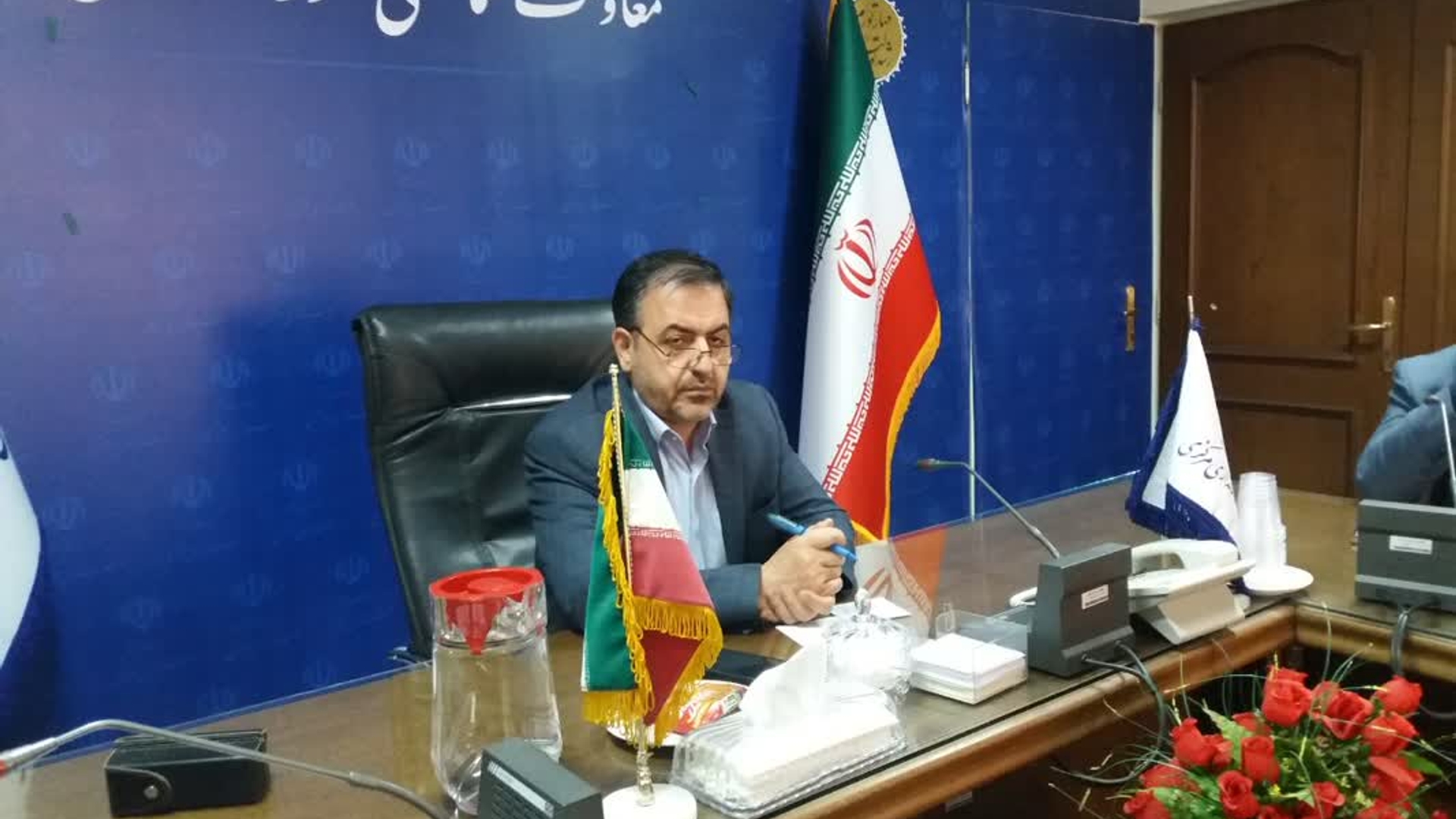 جلسه بررسی مشکلات واحد تولیدی آقای توکلیان به ریاست معاون هماهنگی امور اقتصادی وتوسعه منطقه ای وبا حضور مدیران مربوطه برگزار شد.
این واحد تولیدی در شهرستان خنداب و در زمینه تولید کیف وچمدان فعالیت دارد.
در این جلسه  مشکلات این واحد تولیدی مورد بررسی وتصمیماتی اتخاذ گردید.
سه شنبه ۱۴۰۲-۰۸-۰۲