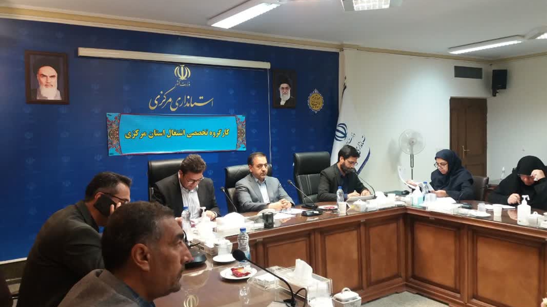 تصویب توزیع شهرستانی وبانکی تسهیلات قرض الحسنه تبصره ۱۸
ششمین جلسه کارگروه اشتغال استان به ریاست میرزاخانی معاون هماهنگی امور اقتصادی وتوسعه منطقه ای وبا حضور فرمانداران بصورت ویدئو کنفرانس واعضای کارگروه برگزار شد.
در این جلسه آخرین وضعیت ایجاد اشتغال در سال جاری ووضعیت تحقق اهداف  اشتغال در استان مورد ارزیابی قرار گرفت.
همچنین با مشارکت دستگاههای اجرایی،نهادهای حمایتی وبانکهای عامل آخرین وضعیت پرداخت تسهیلات قرض الحسنه اشتغالزایی استان شامل تسهیلات مشاغل خانگی وجزء۴ بند تبصره ۱۸ مورد ارزیابی قرار گرفت وتصمیمات لازم جهت تسهیل امور اتخاذ گردید.
همچنین دراین جلسه توزیع شهرستانی وبانکی تسهیلات قرض الحسنه موضوع جزء ۳ بند ب تبصره ۱۸ سال جاری مطرح وبه تصویب رسید 
نظارت بر تسهیلات پرداخت شده طی سال قبل به عنوان آخرین دستور کار جلسه مطرح وتصمیمات لازم جهت تشکیل کارگروه نظارت بر تسهیلات فوق اتخاذ گردید.
پنج شنبه۱۴۰۱-۰۷-۲۶