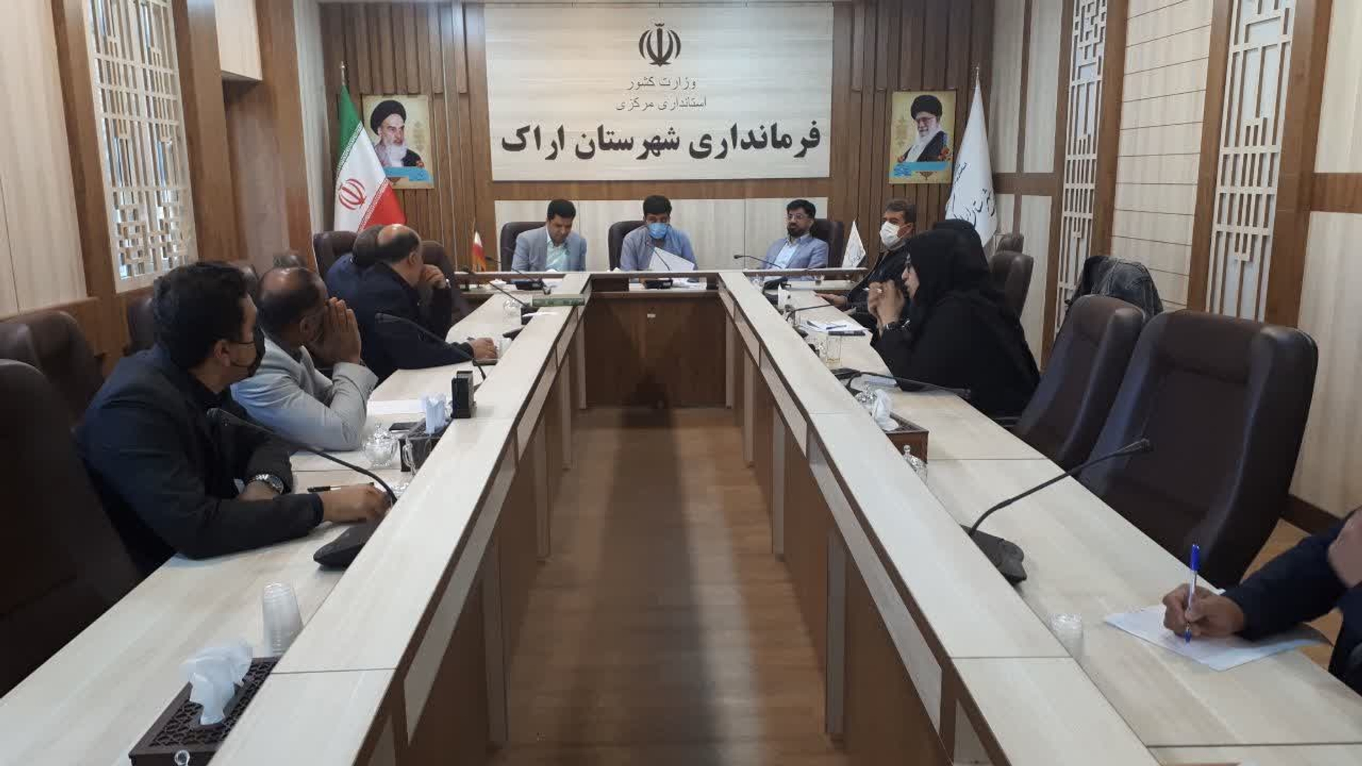 جلسه ای در خصوص  بررسی مشکلات و ساماندهی بازار سرپوشیده تاریخی شهر اراک به ریاست هادی فرماندار شهرستان اراک