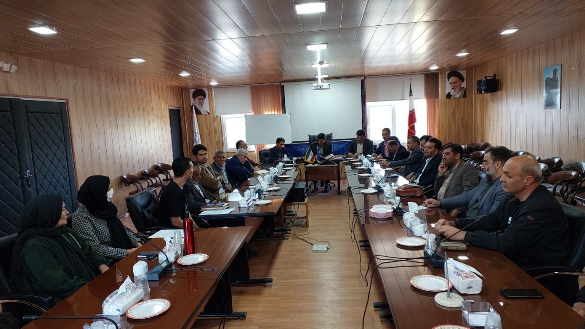 جلسه بررسی مشکلات و پاسخگویی به مطالبات مردم شهر نیم ور برگزار شد.