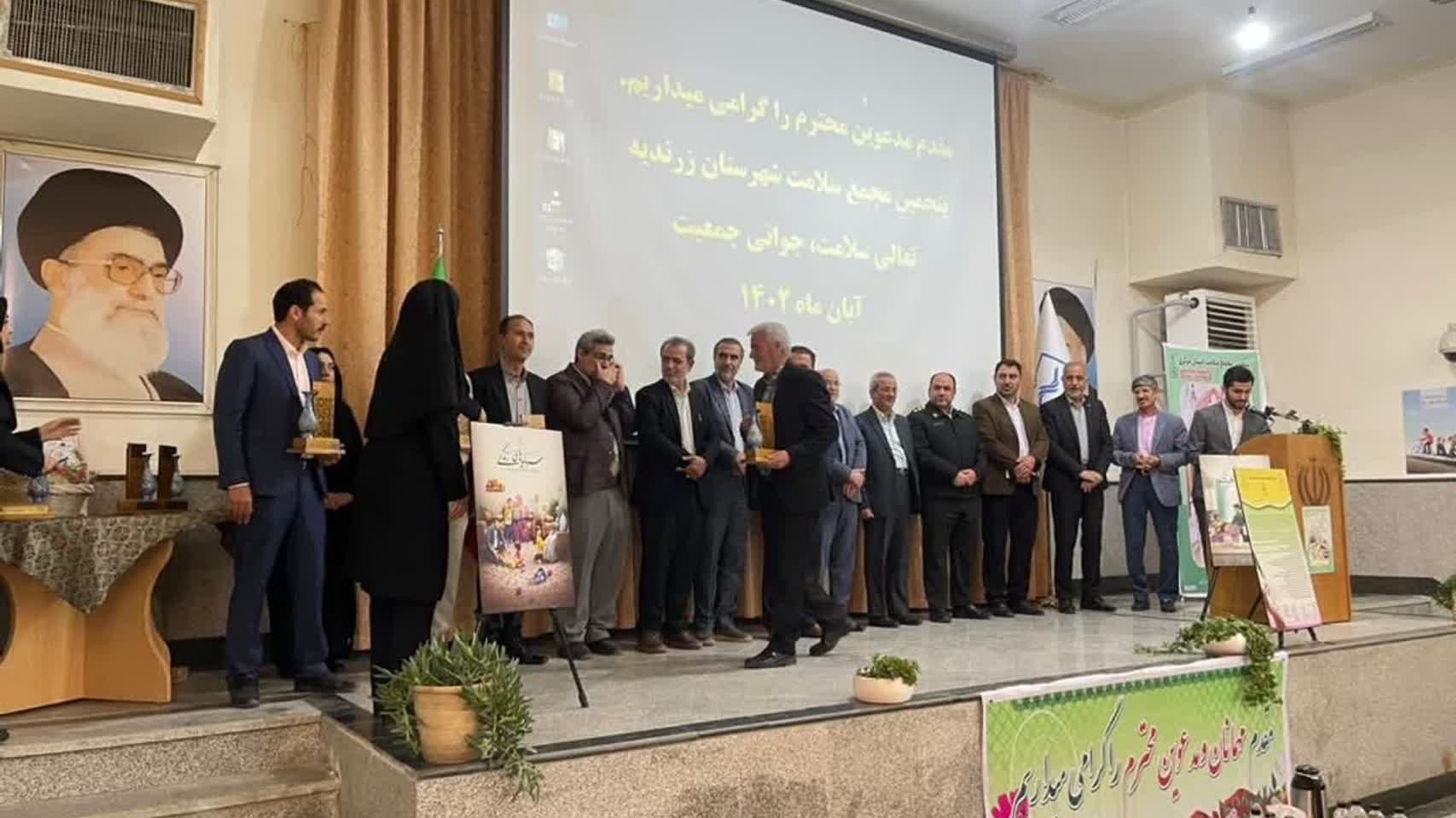 اهدا تقدیرنامه به فعالان حوزه سلامت شهرستان زرندیه