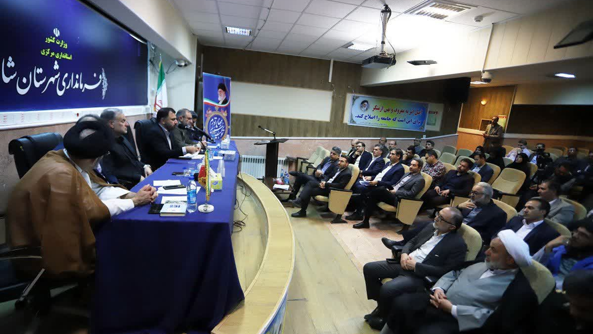 🔹نشست شورای اداری شهرستان شازند با حضور وزیر ارتباطات و فناوری اطلاعات، استاندار مرکزی، سیدمجتبی آل یاسین معاون توسعه مدیریت و منابع استانداری و جمعی از مسئولین به منظور بررسی وضعیت زیرساخت‌های ارتباطی این شهرستان برگزار شد.