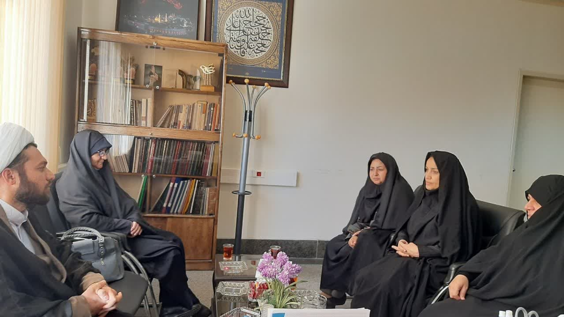 نشست مفتح زاده مدیر کل دفتر امور بانوان  وخانواده استانداری با حجت الاسلام والمسلمین خلقت نماینده ولی فقیه در جهادکشاورزی استان با موضوع جمعیت و فرزند آوری و نحوه همکاری دو اداره کل در این زمينه در محل دفتر امور بانوان و خانواده استانداری برگزار گردید .
لزوم تربیت کنشگر جمعیت در استان ،فرهنگ سازی و هوشیار سازی مردم و مسئولین از جمله موارد مطرح شده در این نشست بود .
یکشنبه ۲۱ آبان ۱۴۰۲