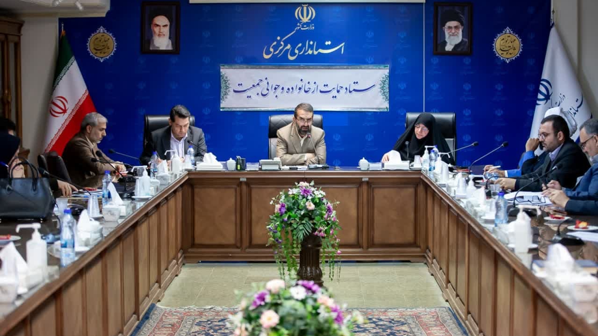 یک سوم تکالیف قانون جوانی جمعیت مربوط به بدنه وزارت بهداشت است

🔹جلسه کمیته سلامت و بهداشت ستاد حمایت از خانواده و جوانی جمعیت استان مرکزی به ریاست معاون سیاسی، امنیتی و اجتماعی استاندار برگزار شد.

مفتح‌زاده، مدیرکل دفتر امور بانوان و خانواده استانداری مرکزی: 

🔸۲۸ ماده، ۳۰ تبصره و ۳۹ بند از قانون جوانی جمعیت باید توسط وزارت بهداشت اجرا، رصد و پیگیری شود که نشان می‌دهد بیش از یک سوم مواد این قانون مربوط به بدنه وزارت بهداشت است که در استان مرکزی نیز تلاش‌های زیادی برای این مهم صورت گرفت.

رئیس دانشگاه علوم پزشکی اراک:
🔸حل مسئله جمعیت کار یک یا دو دستگاه نیست و همه باید بسیج شوند که خوشبختانه در استان مرکزی با اهتمام استاندار همه دستگاه‌ها به تکاپو وا داشته شدند.

مدیر درمان تأمین اجتماعی استان مرکزی:
🔸بیمارستان‌های تأمین اجتماعی ۱۴ درصد تخت‌های بستری استان را در اختیار دارند اما با این وجود سال گذشته از مجموع ۱۲ هزار زایمان انجام شده در استان، ۴ هزار و ۸۶ زایمان در این مراکز انجام گرفته است.  
🔴لزوم اجرای کامل قانون حمایت از مادران شاغل- آمار سزارین‌ها بالا است

نظری، معاون سیاسی، امنیتی و اجتماعی استاندار مرکزی:

🔸جمعیت یکی از مولفه‌های اقتدار است و متأسفانه راهبرد غلطی که در سنوات گذشته بر این حوزه حاکم شد امروز مشکلاتی را برای کشور ایجاد کرده است.

🔸در راستای اجرای قانون برای حمایت از مادران باردار و دارای فرزند، از جمله مرخصی زایمان و کاهش ساعت کار همه دستگاه‌ها و حتی بخش خصوصی باید مساعدت کنند.

🔸معاون سیاسی، امنیتی و اجتماعی استاندارمرکزی با انتقاد از آمار بالای سزارین‌ها، گفت: باید فرهنگ سازی کنیم که خانواده‌ها به سمت زایمان طبیعی تمایل داشته باشند و عمل سزارین فقط در موارد خاص انجام شود. سه‌شنبه ۲۳ آبان