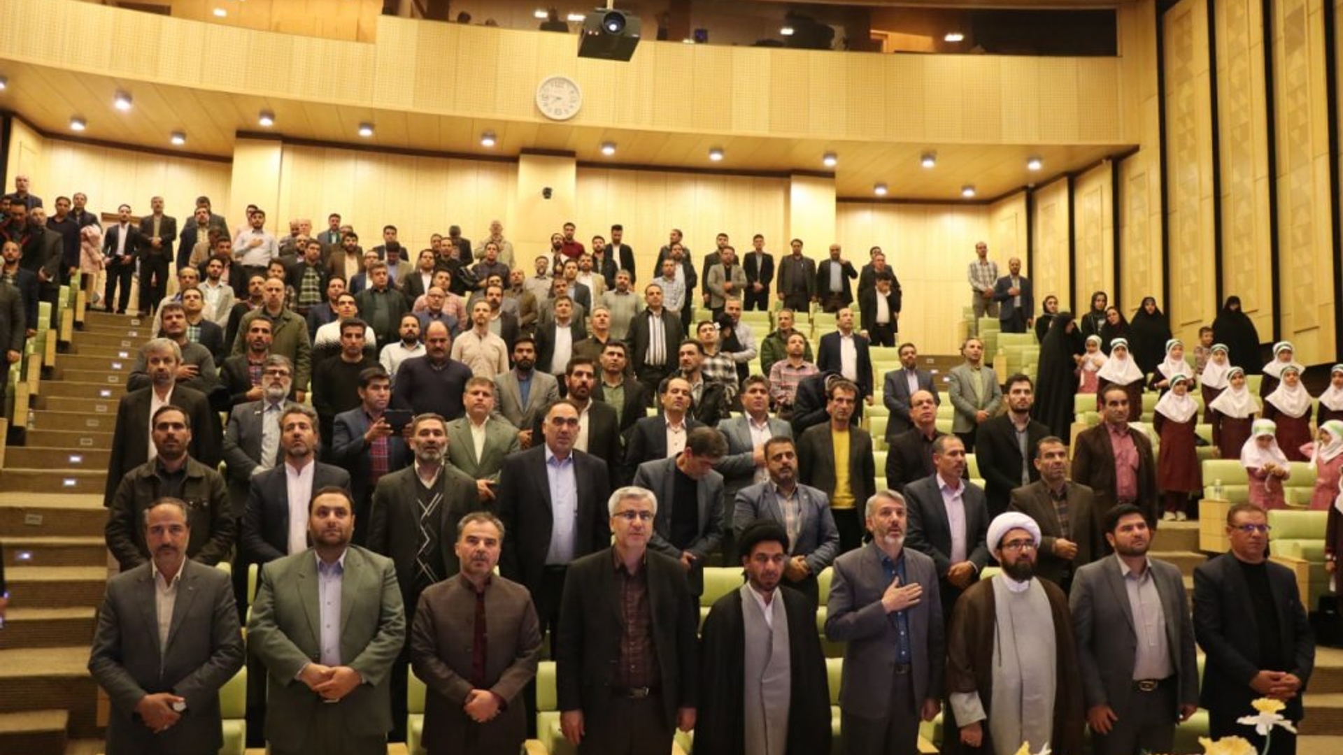 آئین افتاحیه همایش طرح مبین (مدیریت برنامه‌های یاوران نماز ) در شهرستان خمین برگزار شد