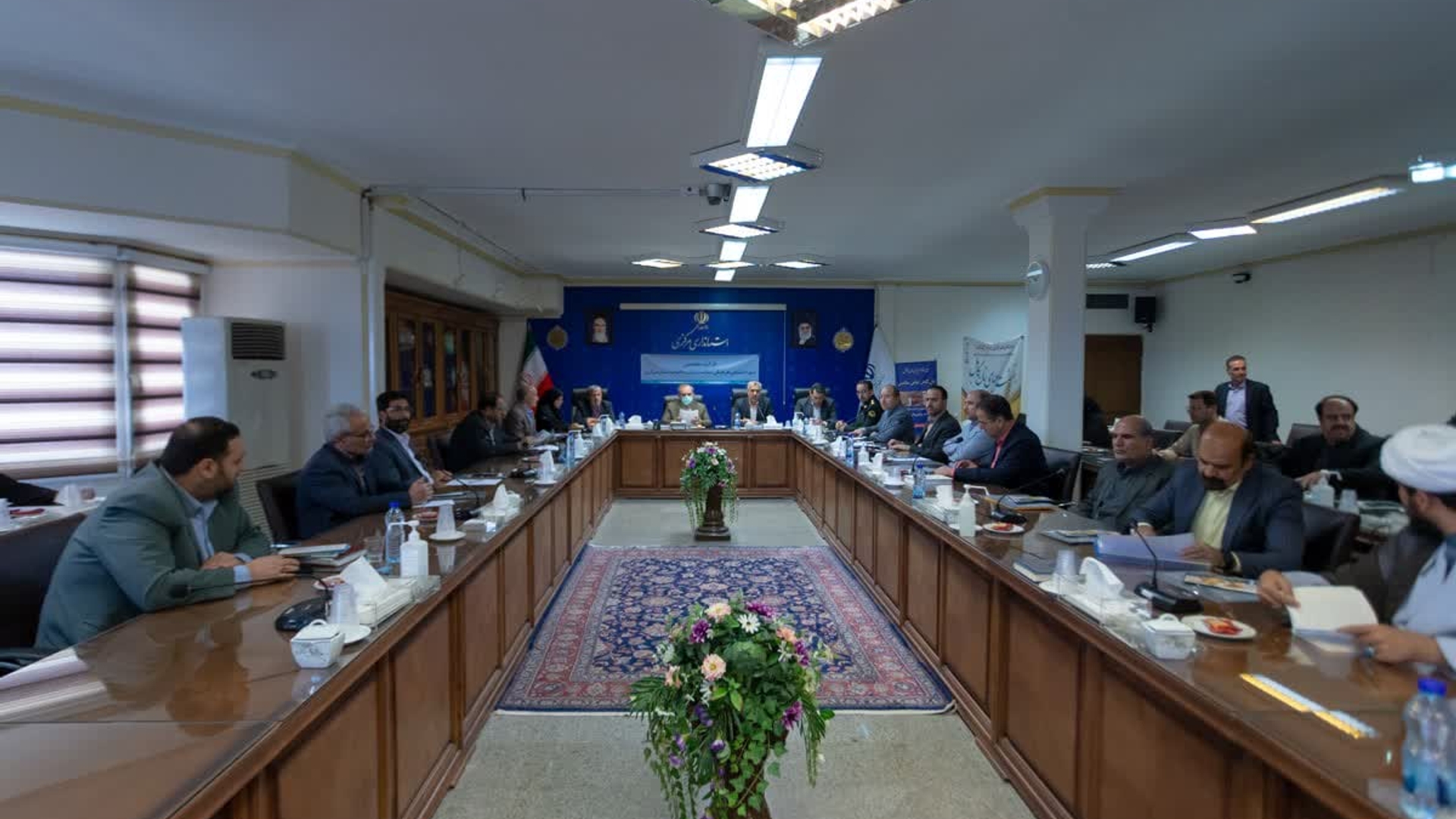 جلسه کارگروه تخصصی امور اجتماعی، فرهنگی، سلامت، زنان و خانواده استان مرکزی به ریاست استاندار و با حضور رئیس دبیرخانه شورای عالی سلامت و امنیت غذایی کشور و رئیس گروه هماهنگی سیاست‌های امنیت غذا و تغذیه این دبیرخانه برگزار شد