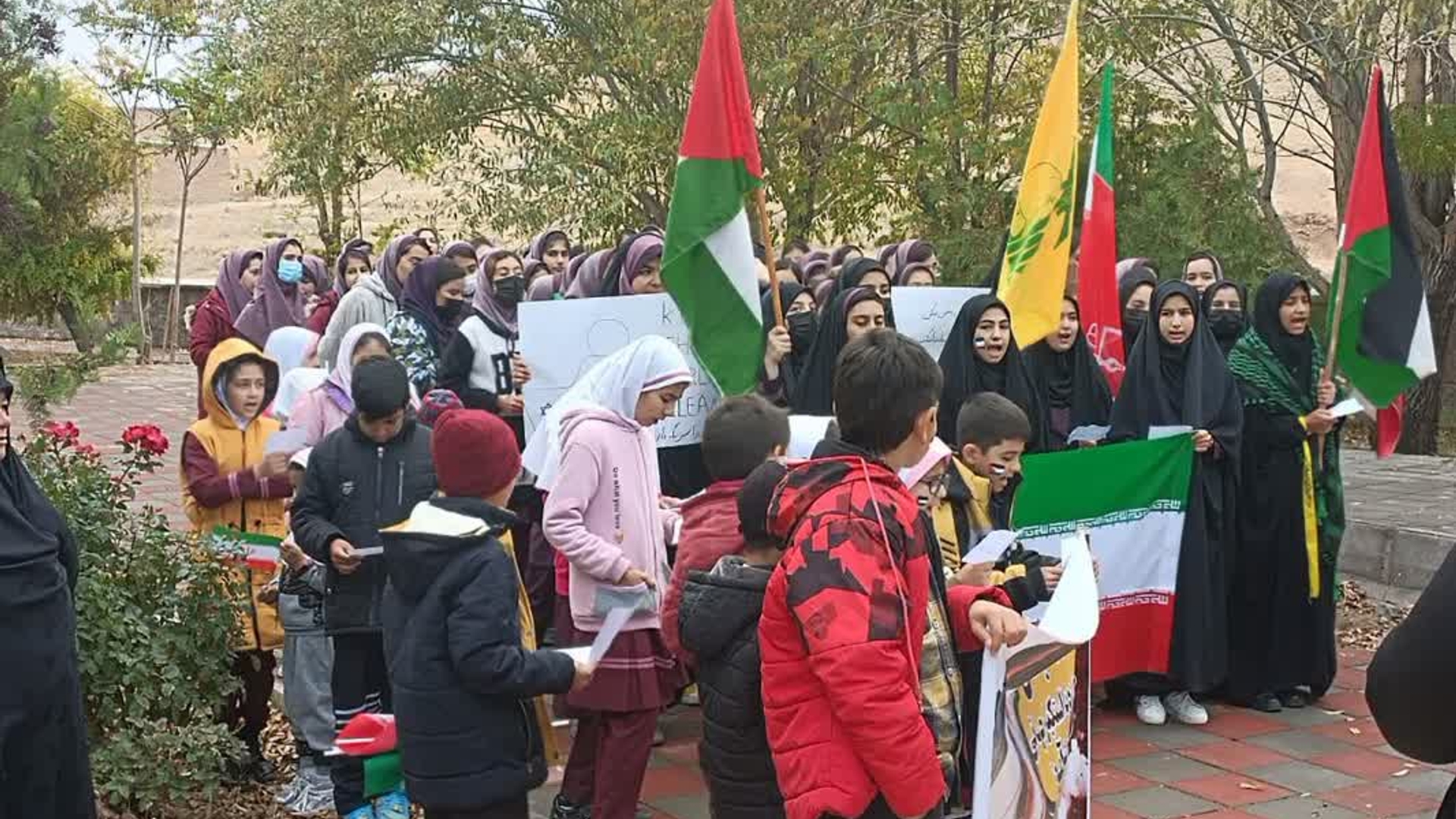 اجرای گروه سرود توسط دانش آموزان آموزشگاه الهام رازقان در راهپیمایی یوم الله ۱۳ آبان