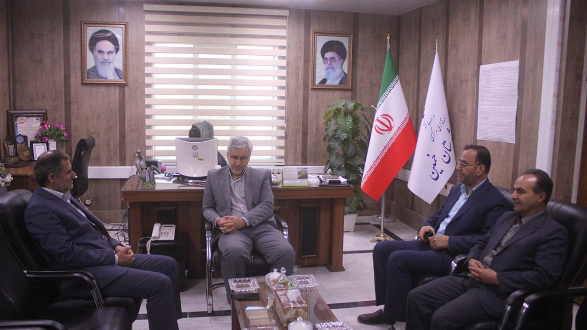 نشست مدیر کل آب منطقه ای استان با فرماندار شهرستان خمین برگزار شد