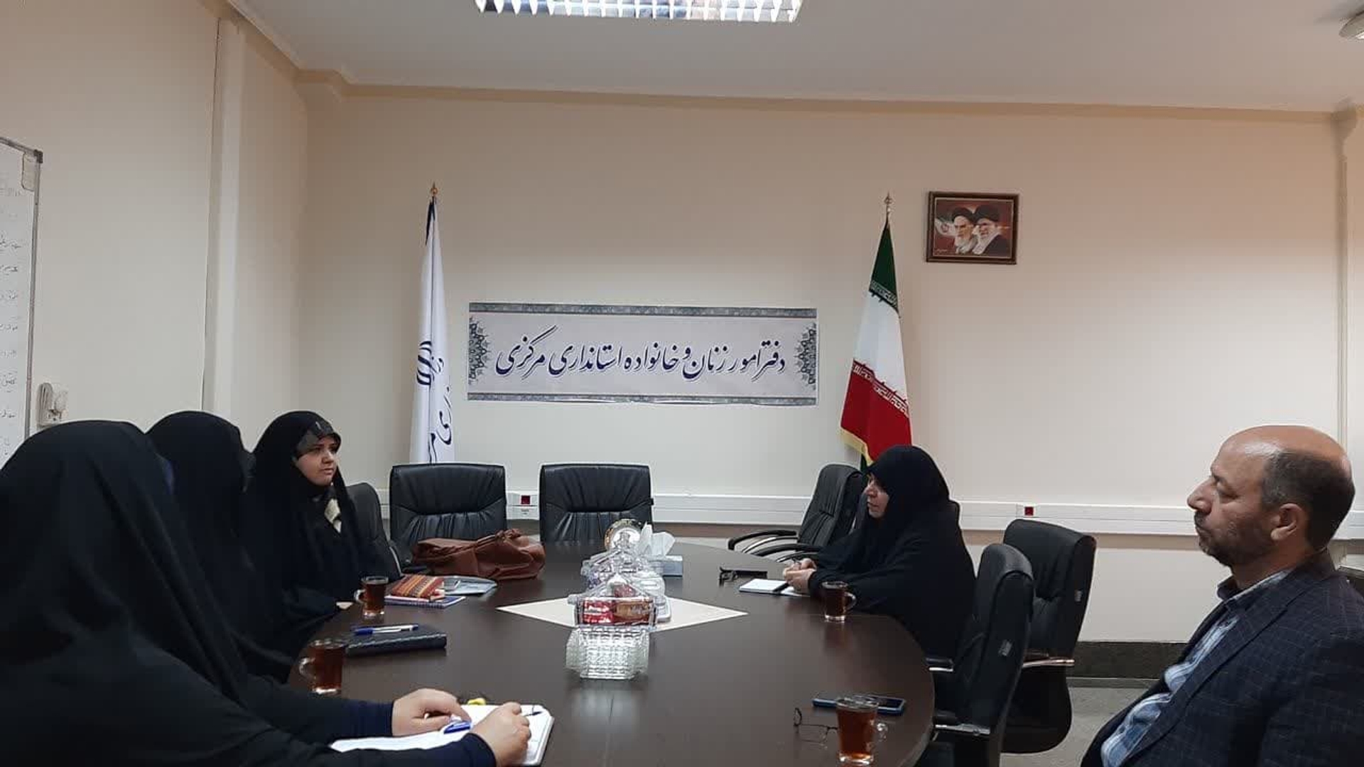 جلسه هماهنگی برگزاری رویداد جامعه پرداز به ریاست مفتح زاده مدیر کل دفتر امور بانوان وخانواده استانداری و باحضور اعضا در محل استانداری تشکیل گردید.
این رویداد  با همکاری دفتر امور بانوان و خانواده ،اداره کل  ورزش و جوانان استان  ، کارگروه الگوی سوم زن هیات اندیشه ورز دفتر بانوان ،موسسه زندگی مطهر و مرکز تخصصی بینات  باهدف شناسایی فعالین حوزه زن ،خانواده و جمعیت و تشکیل شبکه ارتباطی بین ایشان تا پایان سال جاری برگزار خواهد شد .
۲۹ آبان دوشنبه ۱۴۰۲