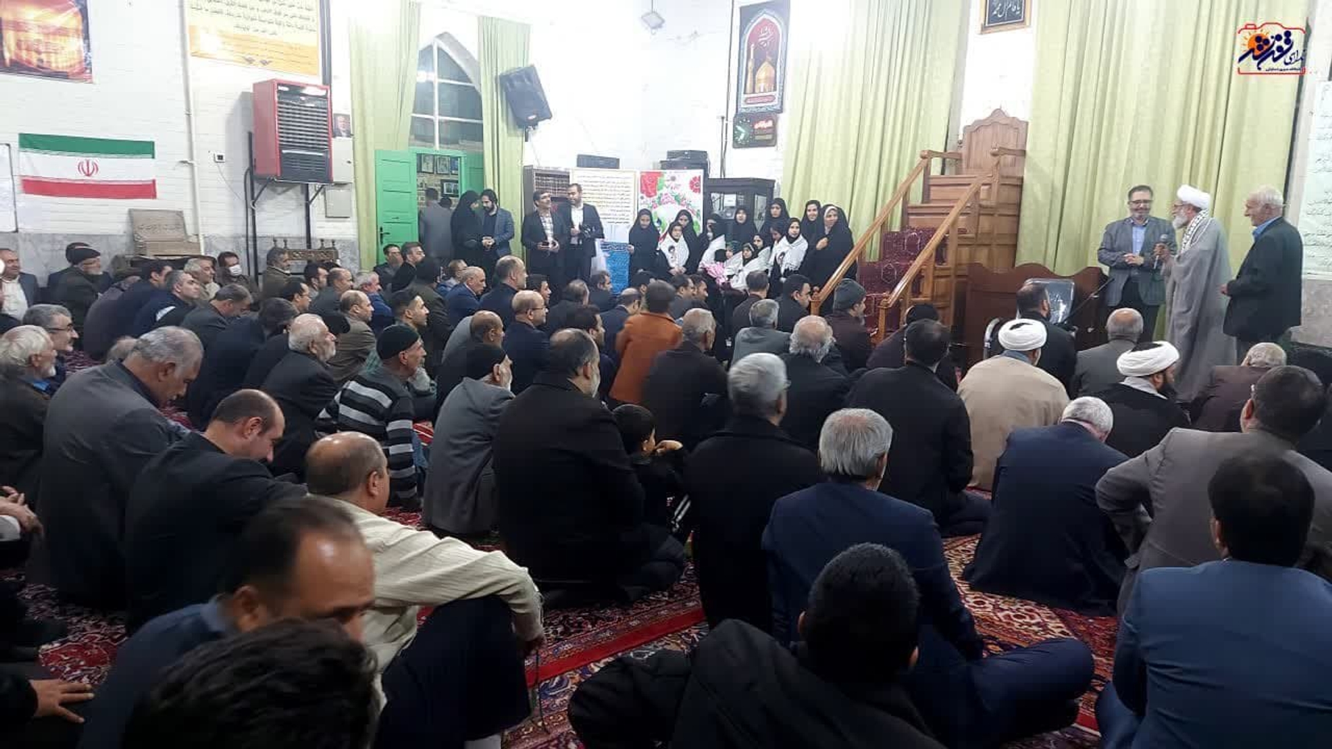 همزمان با سالروز تشریف فرمایی مقام معظم رهبری به شهرستان تفرش، مراسمی با حضور دکتر مخلص الائمه استاندار مرکزی و جمعی از مدیران استانی و مردم شریف شهر تفرش در مسجد حسینخانی برگزاری گردید.