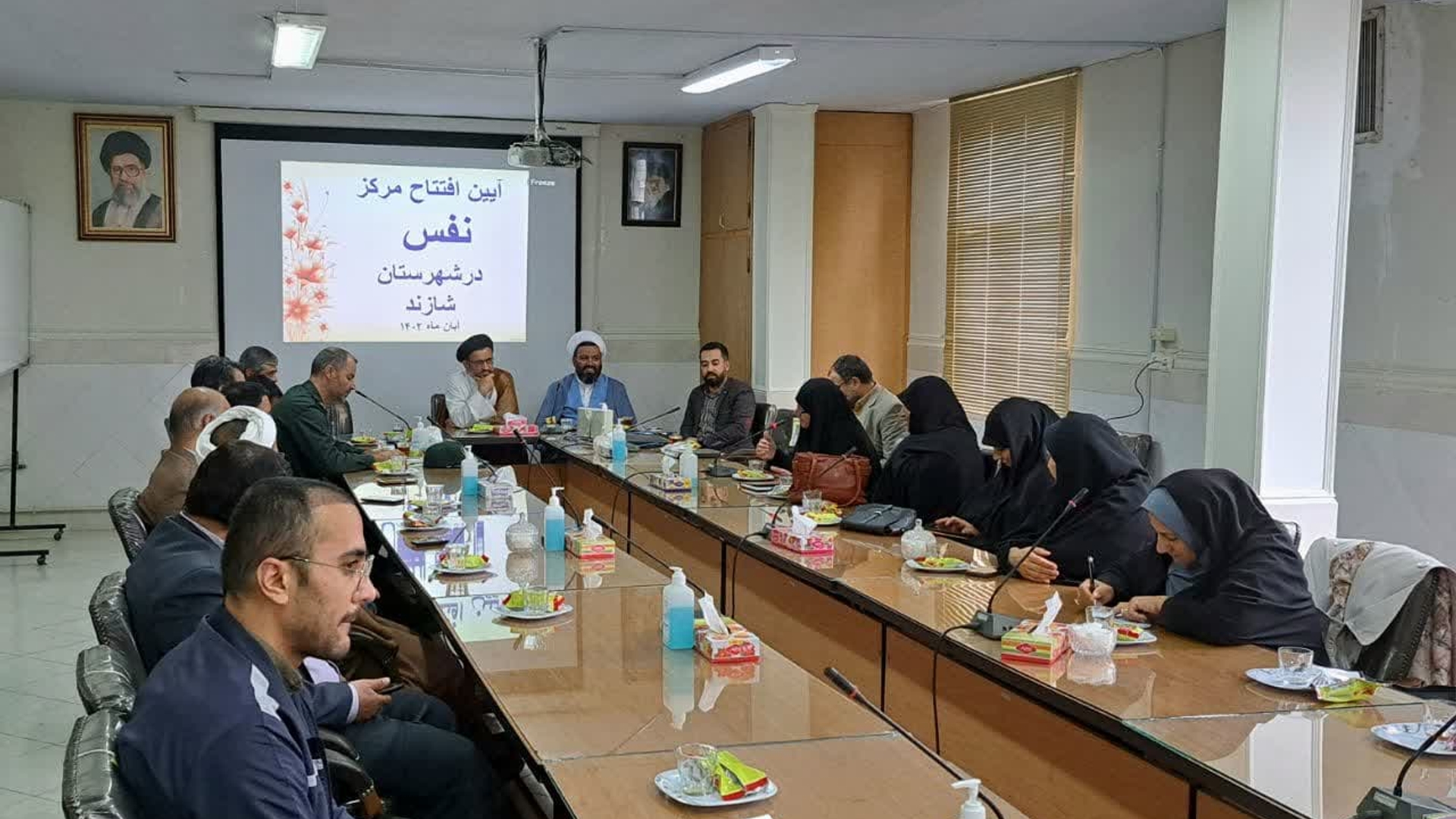 مرکز مردمی " نفس" با هدف پیشگیری از سقط در شهرستان شازند افتتاح شد 
به گزارش روابط عمومی شبکه بهداشت ودرمان شازندبا حضورحجت الاسلام مهدی نژاد امام جمعه شهر شازند،فرماندار شهرستان شازند، مدیر کل امور بانوان و خانواده استانداری ،جانشین فرماندهی ناحیه مقاومت بسیج شازند ،رئیس بسیج جامعه پزشکی استان،مسئول ستاد مردمی جمعیت استان و سایر مسئولین شهرستانی  اولین مرکز مردمی نفس ( نجات فرزندان سقط) متبرک به نام حضرت علی اصغر(ع) با هدف پیشگیری و آگاهی بخشی در زمینه  سقط ، در راستای حمایت از خانواده و جوانی جمعیت در شهرستان شازند افتتاح شد. 
🔸 این مرکز بنا دارد از طریق ارتباط گرفتن با مادرانی که به هر دلیل و یا مشکل فرهنگی، اجتماعی ، اقتصادی و ... تصمیم به سقط دارند ،جهت پیشگیری از سقط وحفظ جنین از ایشان حمایت نماید و خانواده ها از کمک های این مرکز با وجود کارشناسان خبره در زمینه های مختلف بهره مند شوند.  
  یکی از عوامل مؤثر در راستای حمایت از خانواده و جوانی جمعیت پیشگیری از سقط‌ جنین است.

این مرکز در ساختمان ستاد شبکه بهداشت ودرمان شازند راه اندازی شد
۲۹ آبان ماه ۱۴۰۲