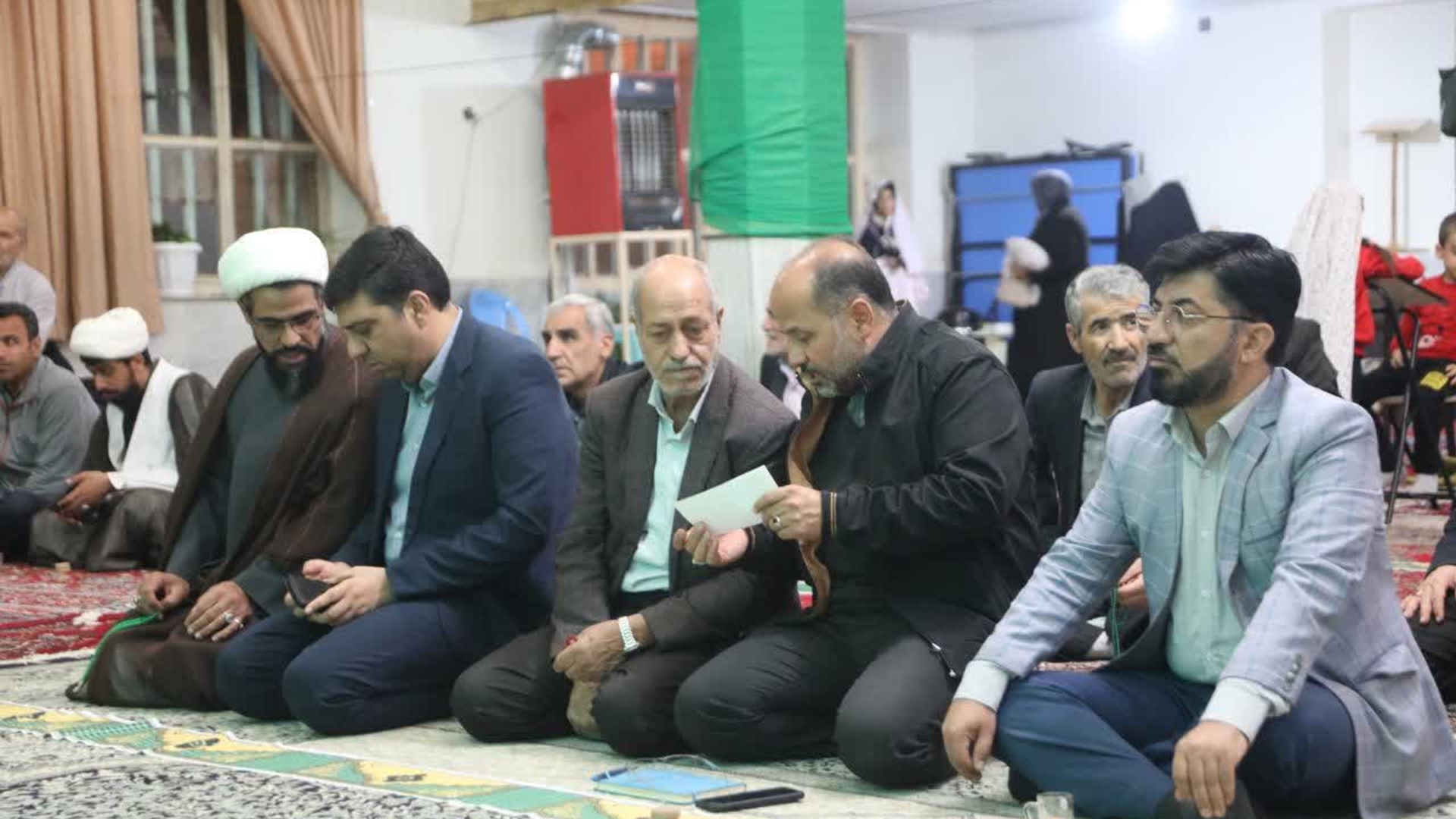 در میز خدمت مسجد امام حسن مجتبی(ع) شهرک هجرت، شهروندان مشکلات خود را به صورت حضوری و رو در رو با فرماندار اراک وبرخی از مدیران دستگاه‌های اجرایی شهرستان مطرح و راهکار حل مشکلات و راهنمایی‌های لازم را دریافت کردند