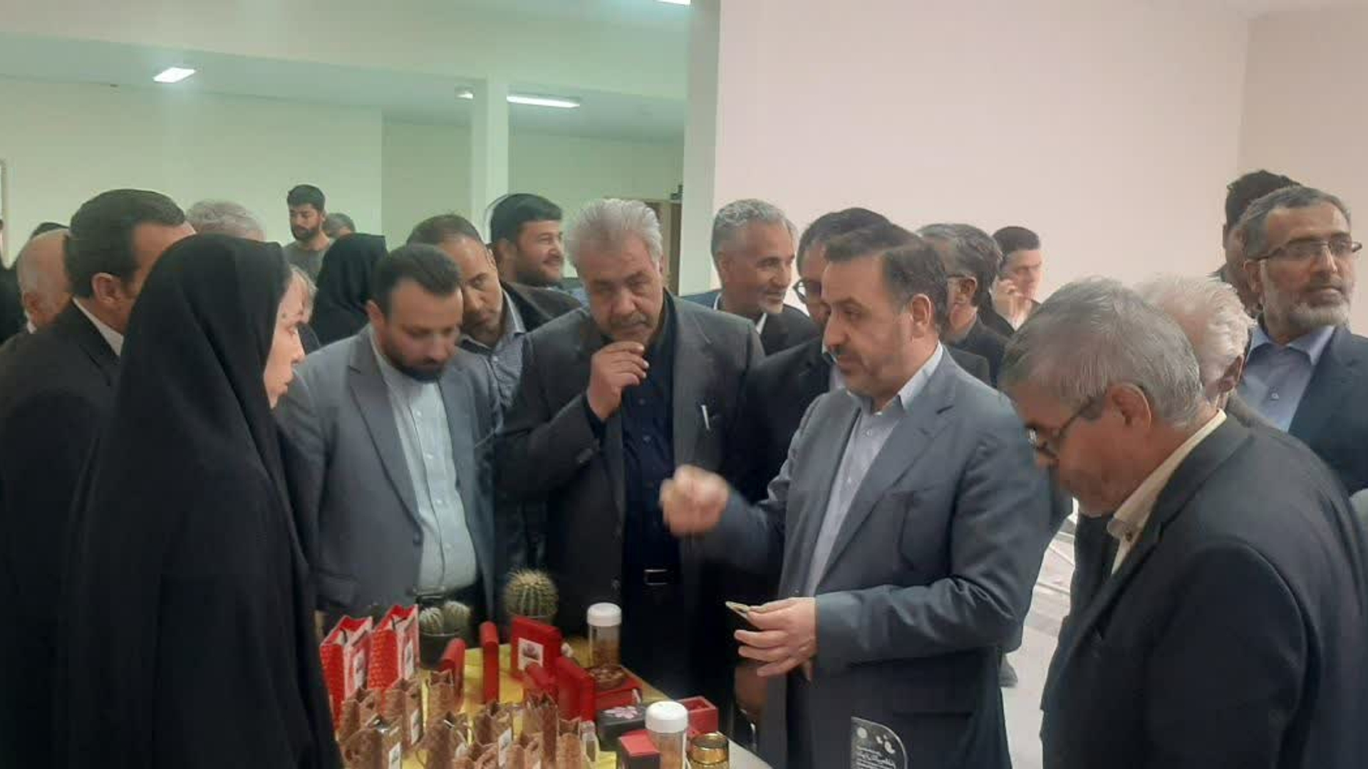 سفر یک روزه معاون هماهنگی امور اقتصادی وتوسعه منطقه ای به شهرستان کمیجان
همزمان با برگزاری دومین جشنواره زعفران شهرستان کمیجان  معاون هماهنگی امور اقتصادی در این جشنواره شرکت واز عوامل برگزار کننده  استان وشهرستان برای این رویداد مهم تقدیر کردند.
میرزاخانی گفت:
این رویداد تاثیر مهم وشایانی در ترویج تولید وکشت زعفران خواهد داشت.
ایشان افزود: بهروری آب ،آمایش سرزمین والگوی کشت متناسب با اقلیم وشرایط شهرستان وبرگزاری چنین همایش ها وجشنواره ها باعث ترویج وآگاهی بخشیدن به جامعه هدف است.البته تلاش درجهت کارجمعی وگروهی،بازاریابی وتلاش در جهت تعیین وتعریف نشان تجاری و... دارای اولویت است.
ایشان در پایان از غرفه های این جشنواره بازدید کردند.
 بازدید ازطرح  در حال اجرای تولید تیغ های جراحی در روستای کلوان شهرستان کمیجان از دیگر برنامه های سفر یکروزه معاون اقتصادی بود.در این بازدید شرایط طرح وموانع پیش رو بررسی وبا توجه به اهمیت استراتژیک طرح در 
تامین نیاز داخلی برای رفع مشکلات وتامین ارز واردات ماشین آلات تصمیماتی اتخاذ گردید.
معاون هماهنگی امور اقتصادی همچنین  از کارخانه آرد کمیجان بازدید واز کم کیف تولید ومشکلات این واحد تولیدی مطلع وپیگیری در رفع مشکلات  این واحد تولیدی تاکید کردند.
همچنین بازدید از واحد تولیدخلال سیب زمینی در شهرستان کمیجان از دیگر برنامه های معاون هماهنگی امور اقتصادی در این سفر یکروزه بود.