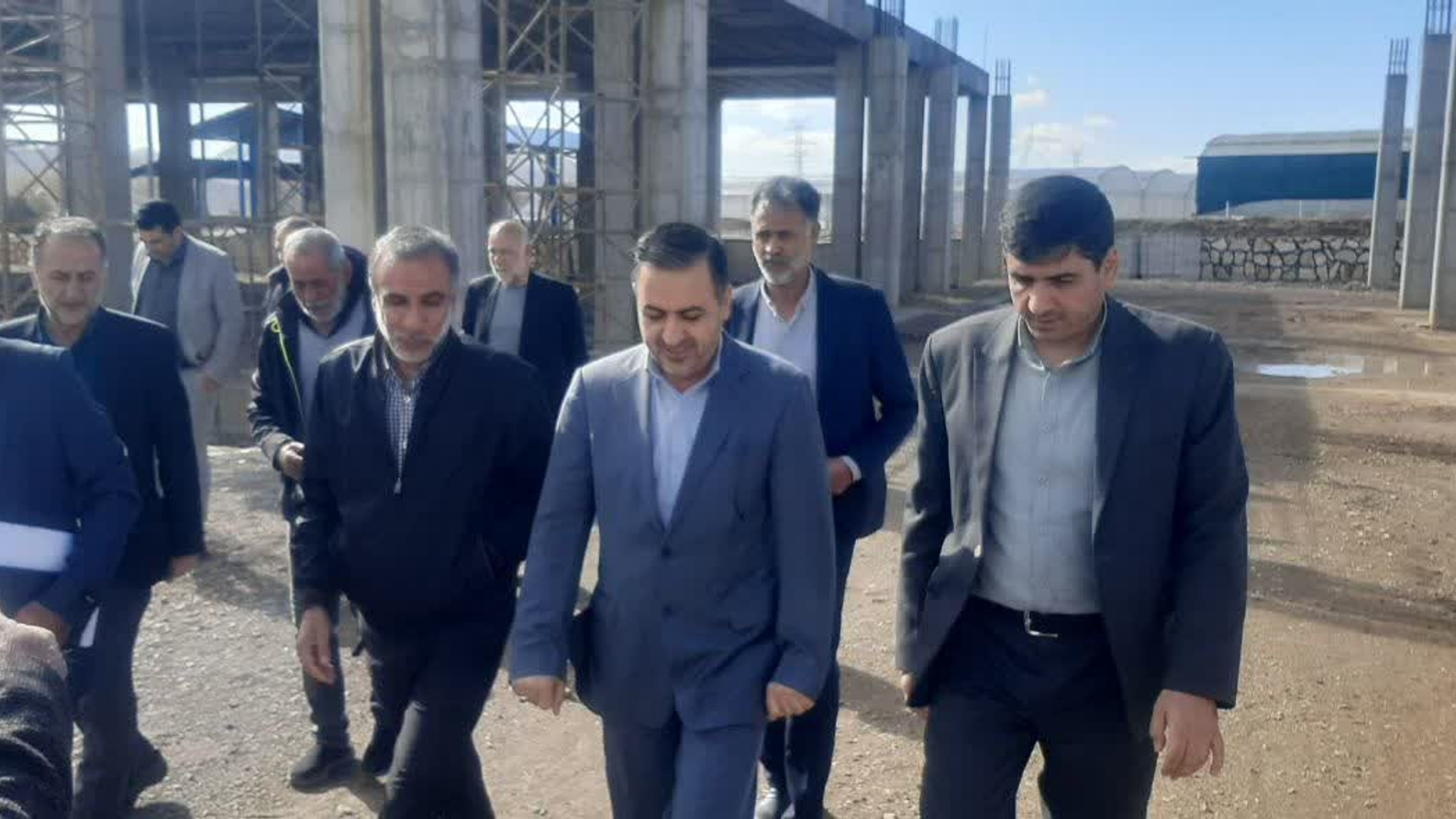 در سفر یک روزه معاون هماهنگی امور اقتصادی وتوسعه منطقه ای به شهرستان محلات اتفاق افتاد:
شرکت در جلسه کارگروه گندم،آرد ونان شهرستان،  وتاکید براهمیت طرح دولت در شفاف سازی حوزه آرد ونان ومدیریت یارانه پرداختی.
در ذیل این جلسه مدیر کل دفتر هماهنگی امور اقتصادی ضمن پاسخ به سوالات مدعوین شرایط استان ونحوه اقدام شهرستان راتشریح کردند، ومقرر گردید نظارت ها بر نانوایی های شهرستان تشدید شود.
بازدید از طرح در دست اجرای نمایشگاه گل وگیاه شهرستان وبرگزاری جلسه با فعالین این بخش از دیگر برنامه های این سفر یکروزه بود که مشکلات این بخش از جمله تکمیل حوزچه سوم تامین آب گلخانه ها وتامین گاز واحدهای گلخانه ای مورد بررسی قرار گرفت وتصمیماتی در این خصوص اتخاذ گردید.