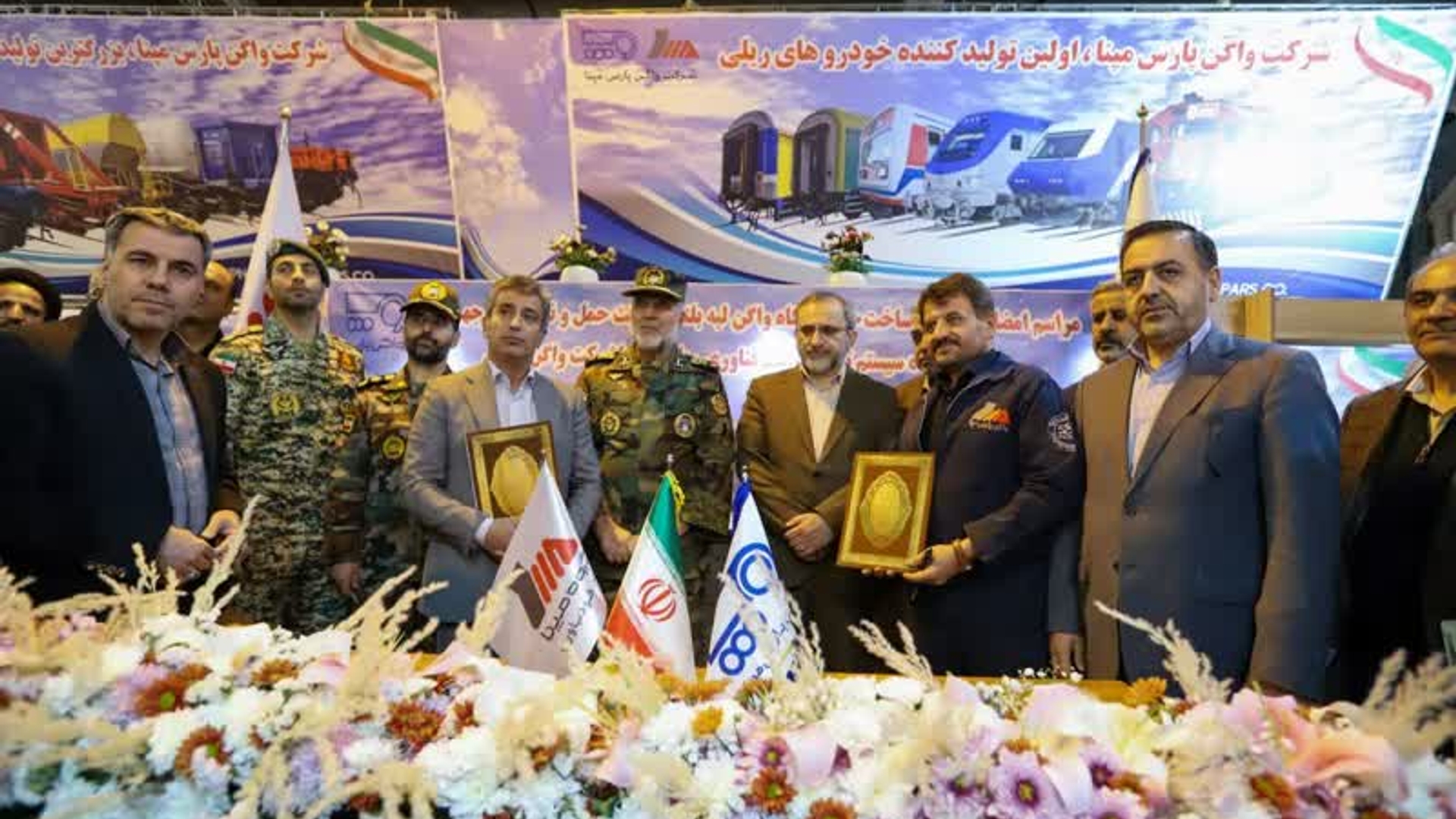 قرار داد ساخت واگن باری در شرکت واگن پارس :
قرارداد ساخت ۳۰۰ دستگاه واگن باری لبه‌بلند با شرکت حمل و نقل چند وجهی مپنا و ۶۷۰ دستگاه سیستم ترمز شرکت فناوری ریلی مپنا به ارزش ۱۴ هزار میلیارد ریال عصر چهارشنبه امضا شد.

این قرارداد با حضور فرمانده نیروی زمینی ارتش و استاندار مرکزی در شانزدهمین نمایشگاه تخصصی صنعت استان مرکزی امضا شد.

فرمانده نیروی زمینی ارتش در این آیین گفت: خرسندیم که صنعتگران در عرصه‌های مختلف در خوداتکایی کشور بویژه در صنعت ریلی و تحرک نقش اساسی دارند.

امیر سرتیپ حیدری افزود: توانمندی‌های بالایی در صنایع استان مرکزی وجود دارد که باید در بخش‌های مختلف مورد توجه قرار گیرد.

استاندار مرکزی هم گفت: این استان قطب صنایع ریلی کشور است و ۷۰ درصد صنایع ریلی و تعمیرات این رشته در استان مرکزی است.

دکتر مخلص الائمه افزود: محور اصلی این صنعت،شرکت واگن پارس مپنا است.
وی بیان کرد: رکورد یک‌هزار واگن در این شرکت زده شد و هم‌اکنون هم شاهد اجرای تفاهم‌نامه و قرارداد جدید بین شرکت‌های وابسته به گروه مپنا هستیم که امید است به موقع تحویل شبکه ریلی شود.

 چهارشنبه ۱ آذر ۱۴۰۲