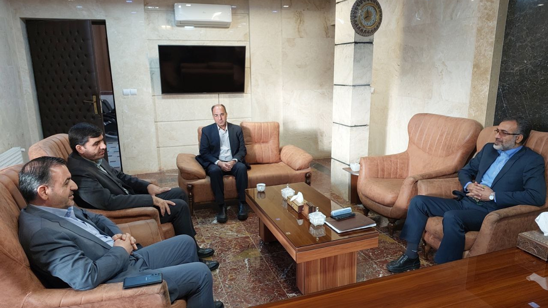 حضور معاون هماهنگی امور اقتصادی استاندار به اتفاق مدیرکل هماهنگی امور اقتصادی استانداری مرکزی در فرمانداری شهرستان محلات