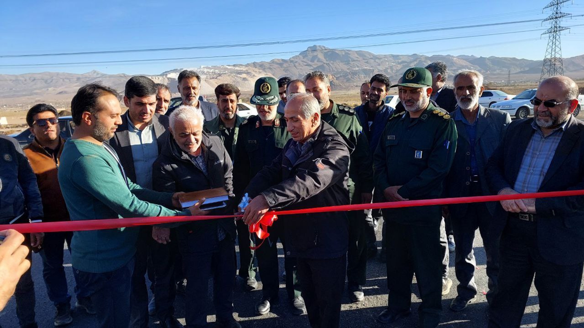 آیین افتتاح پروژه پوشش آسفالت جاده بین مزارع دهکده گل محلات برگزار شد.