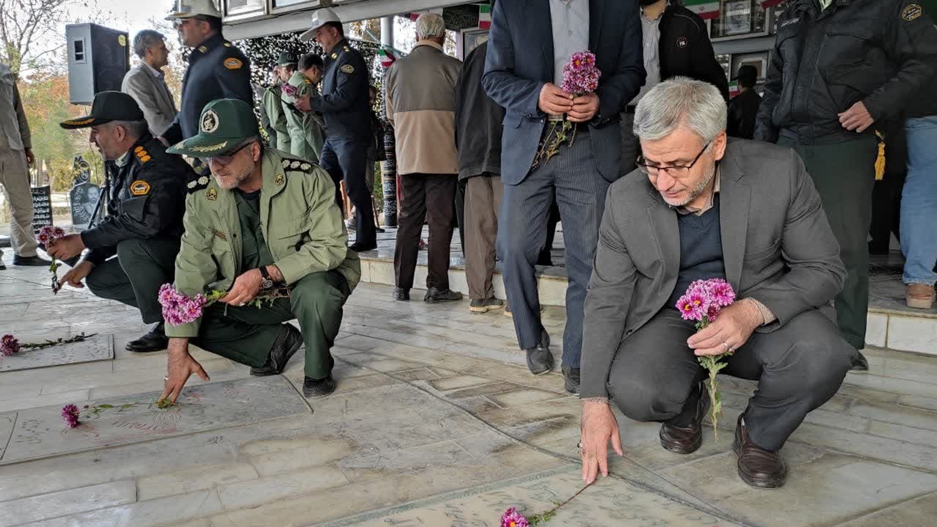 قبور مطهر شهدای شهرستان خمین بمناسبت هفته بسیج گلباران شد