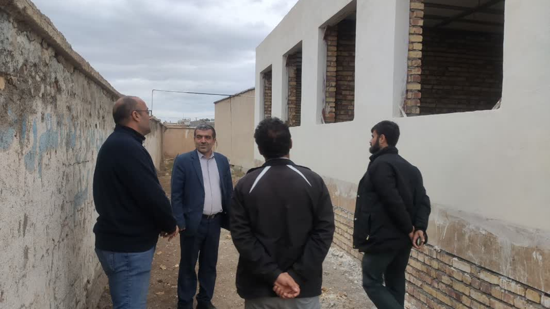 بازدید فرماندار از مدرسه در حال ساخت روستای بربر