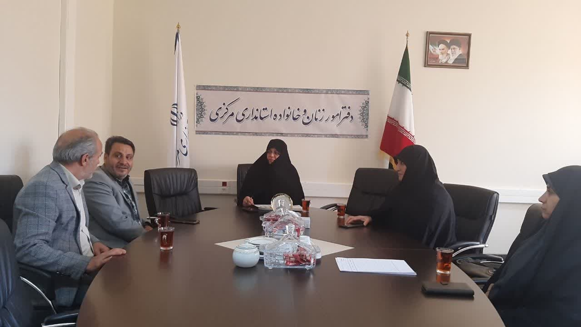 دیدار فعالین مرکز مردمی نفس شهرستان ساوه با مفتح زاده مدیر کل دفتر امور بانوان وخانواده استانداری پیرامون مسائل‌ مرتبط باپیشگیری از سقط جنین در آن شهرستان  ونحوه تعامل مرکز با دستگاههای اجرایی در محل دفتر امور بانوان وخانواده برگزار گردید.
چهارشنبه ۱ آذر ۱۴۰۲