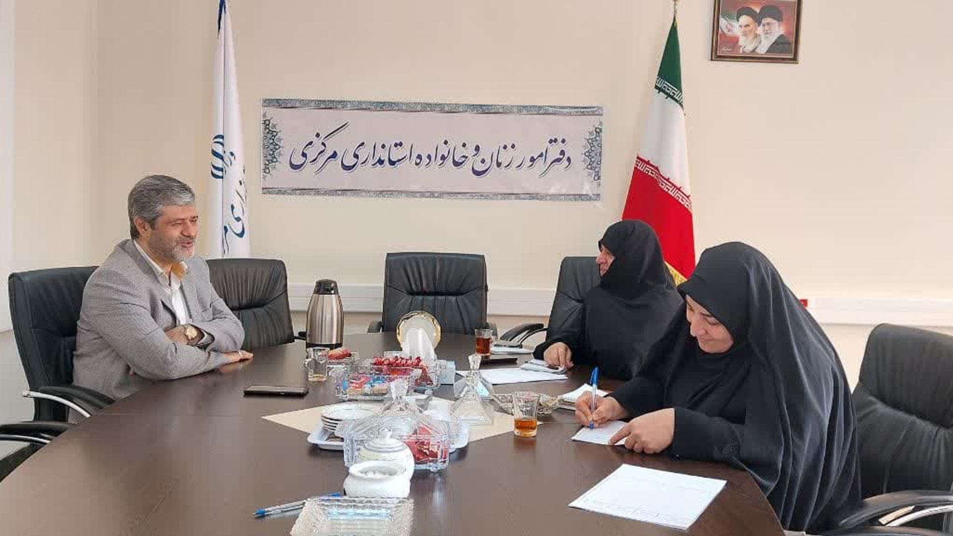 نشست مفتح زاده مدیرکل دفتر امور بانوان وخانواده استانداری باددکتر محمددوست رییس بسیج جامعه پزشکان استان و دبیر اجرایی مرکز نفس ساوه خانم غفاری پیرامون نحوه فعال سازی مراکز نفس شهرستان های استان وتعامل وهم افزایی این مراکز باستادهای جمعیت شهرستانهاوهمچنین نحوه هم افزایی این مراکز باکارگروه  تخصصی مقابله باسقط جنین در محل دفتر امور بانوان وخانواده استانداری تشکیل گردید .
پنج شنبه ۲ آذر ۱۴۰۲