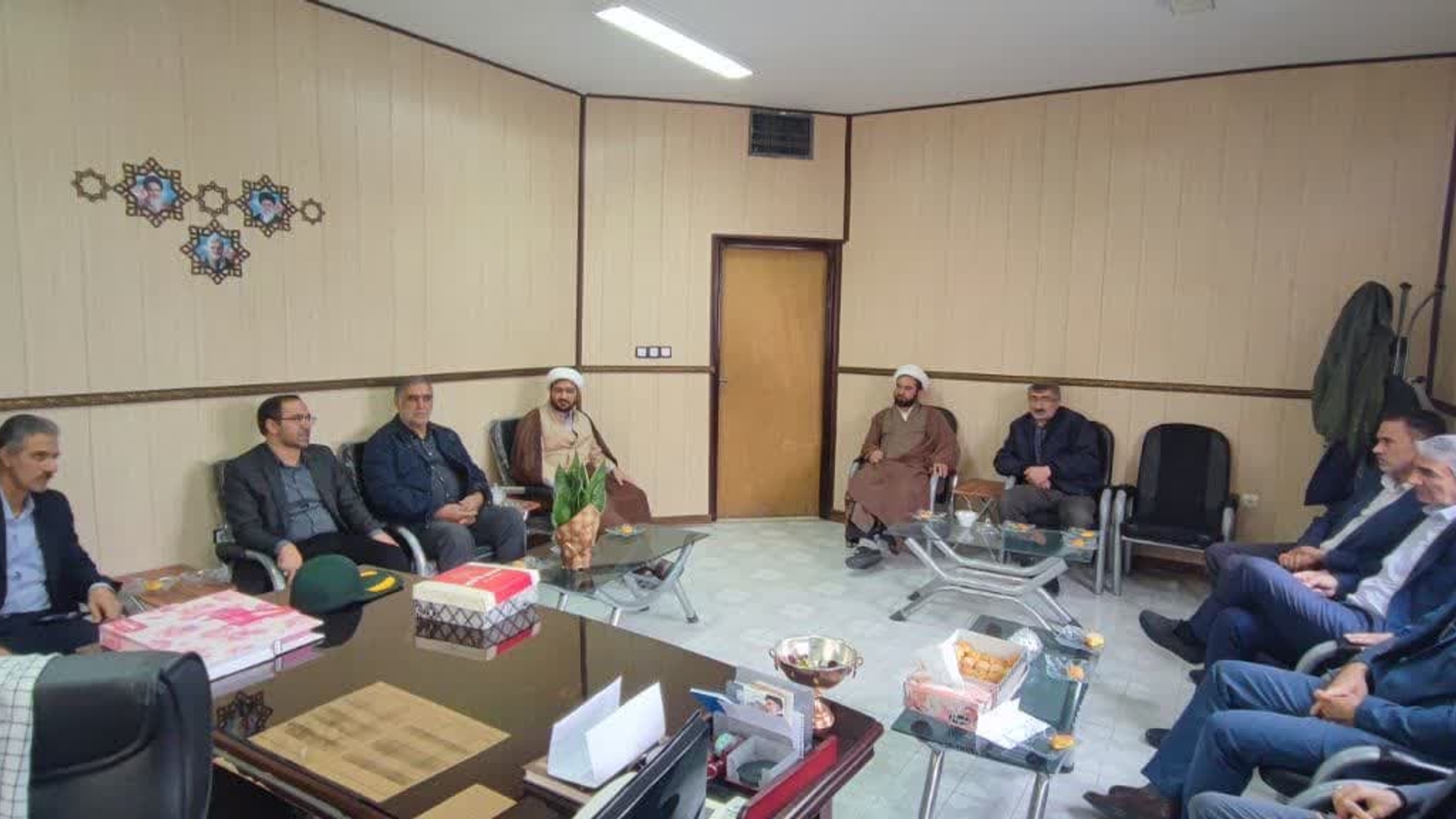 بمناسبت سالروز تشکیل بسیج مستضعفین و هفته گرامیداشت بسیج، دکتر اتابکی فرماندار و تعدادی از مدیران ادارات شهرستان با حضور در ناحیه مقاومت بسیج شهرستان تعرش این روز را به فرمانده و پرسنل ناحیه مقاومت بسیج شهرستان و بسیجیان تبریک گفتند.