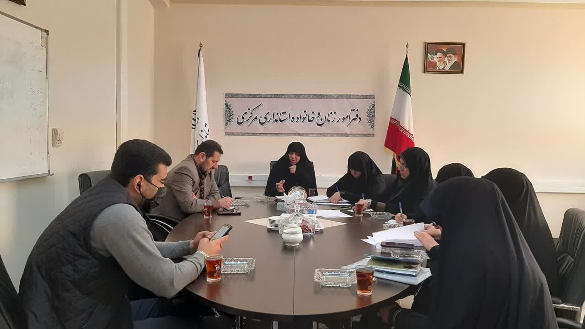 جلسه هماهنگی دوره آموزشی تکمیلی تربیت کنشگر و مبلغ عفاف و حجاب به ریاست مفتح زاده مدیر کل دفتر امور بانوان وخانواده استانداری وبا حضور اعضا در محل دفتر امور بانوان برگزار شد .
لازم به ذکر است به همت کارگروه زیست عفیفانه ذیل هیات اندیشه ورز دفتر امور بانوان و خانواده استانداری و با همکاری فرمانداری ها و دستگاههای اجرایی استان دوره آموزشی مقدماتی تاکنون در ۱۱ شهرستان و با حضور ۲۰۰۰ نفر از علاقه مندان برگزار شده است .این دوره درهفته آینده در دوازدهمین شهرستان  برگزار و در اوایل دی ماه سال جاری پذیرفته شدگان در دوره تکمیلی حضور خواهند یافت .
چهارشنبه ۸ آذر ۱۴۰۲