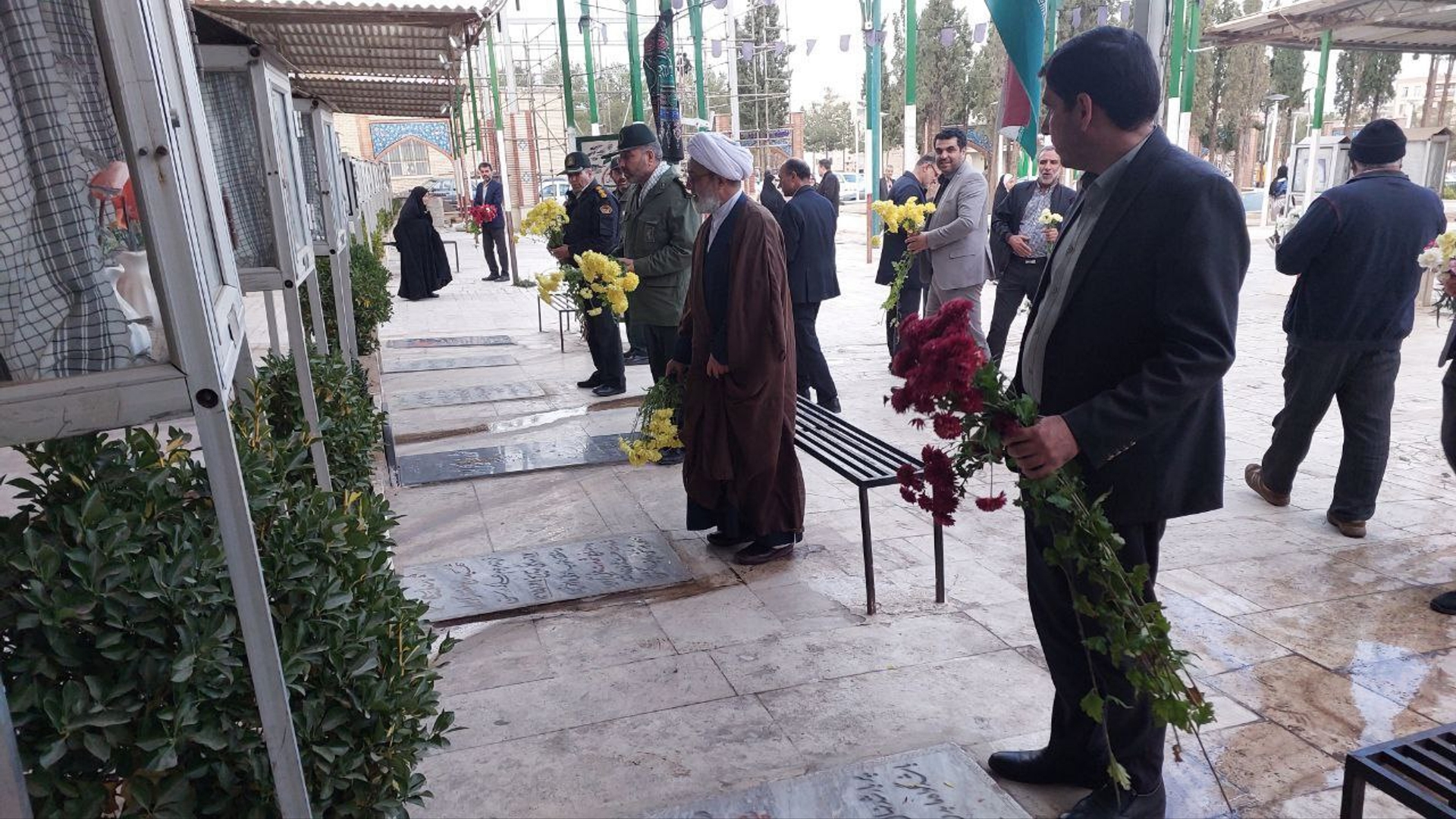 غبارروبی و گلباران قبور مطهر شهدای شهر محلات