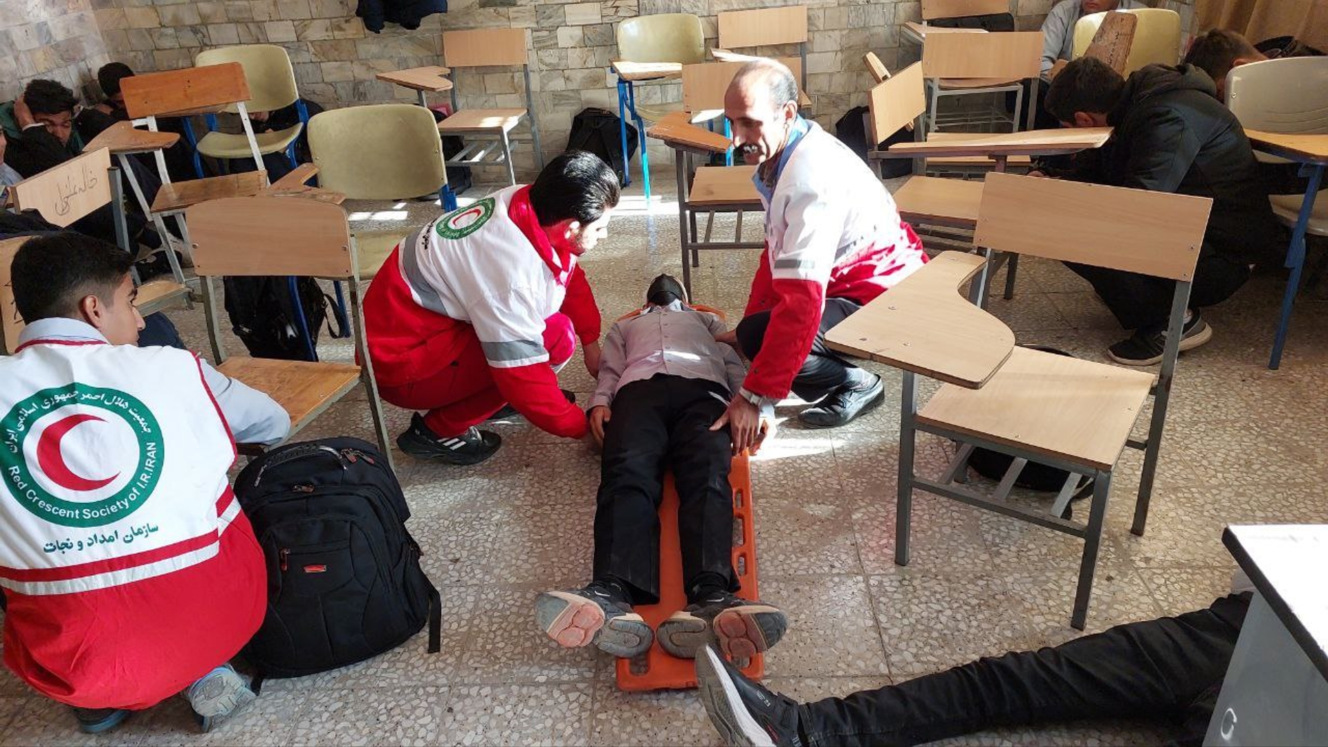 همزمان با روز ایمنی در برابر زلزله در مدارس؛ بیست و پنجمین مانور سراسری زلزله و ایمنی در محلات برگزار شد.