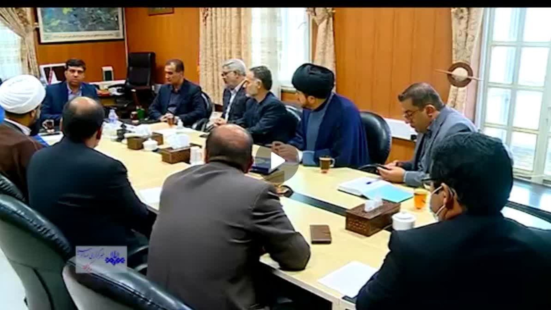 جلسه بررسی مسائل و مشکلات آب شرب شهرستان اراک به ریاست هادی  فرمانداراراک وبا حضور مدیر عامل شرکت آبفا استان ،مدیر عامل شرکت آب منطقه ای استان ودیگر مدعوین  درمحل سالن جلسات  فرمانداری اراک  برگزار گردید