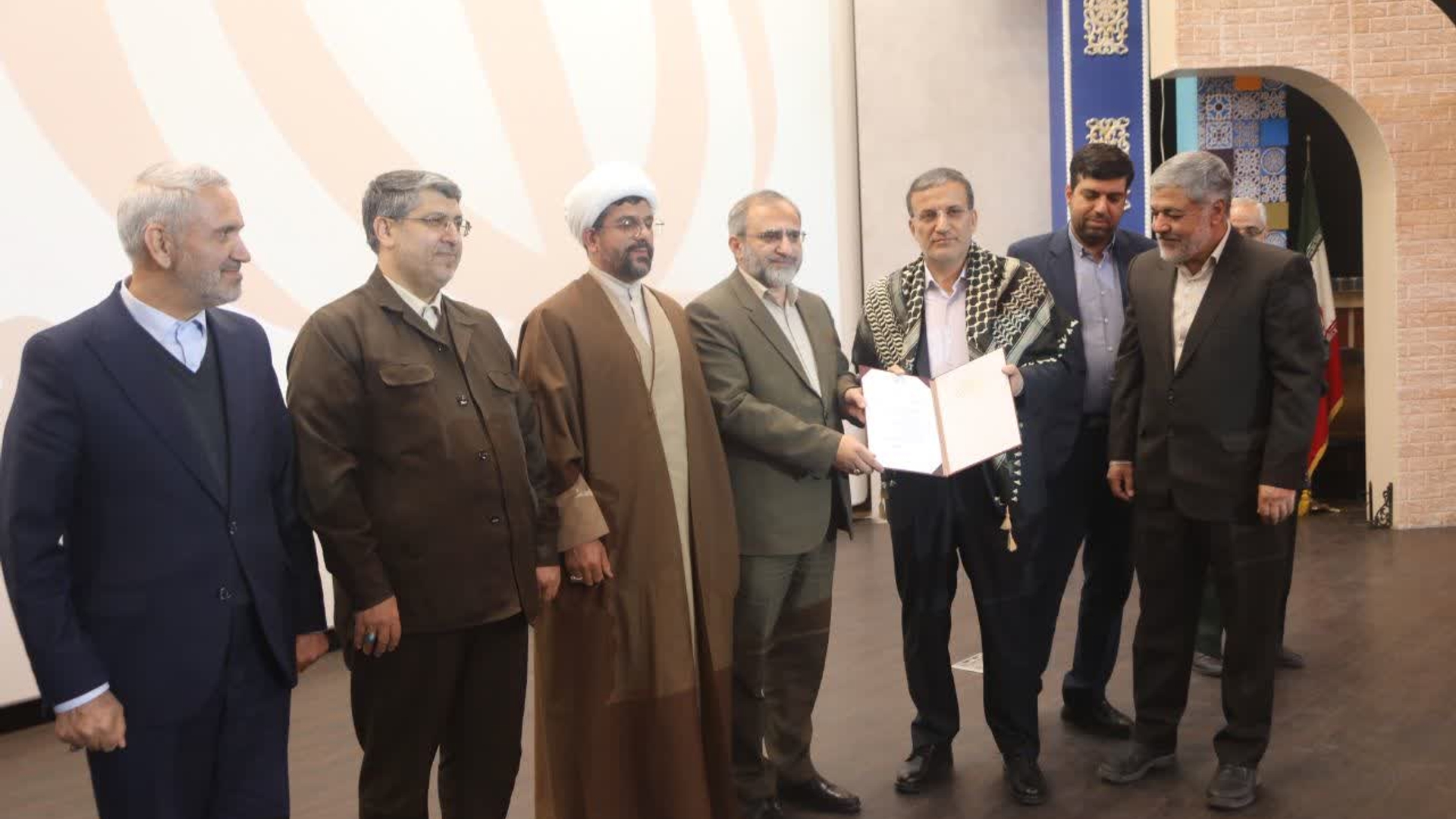 🔵🔴مراسم معارفه شهردار کلانشهر اراک

🔴محمودی به عنوان شهردار کلانشهر اراک معرفی شد