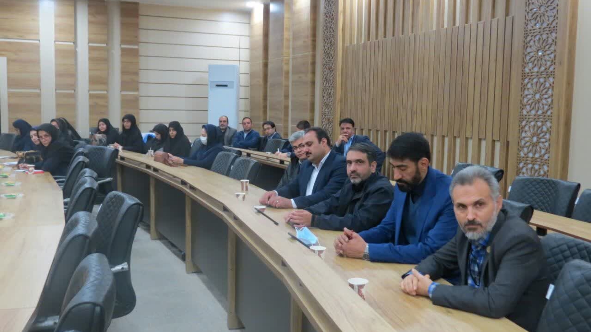 به گزارش روابط عمومی فرمانداری شهرستان اراک، جلسه ای به ریاست  هادی فرماندارشهرستان اراک وباحضور نصیری معاون سیاسی امنیتی واجتماعی فرمانداری و مسئولین روابط عمومی ادارات  در محل سالن جلسات فرمانداری اراک برگزار گردید