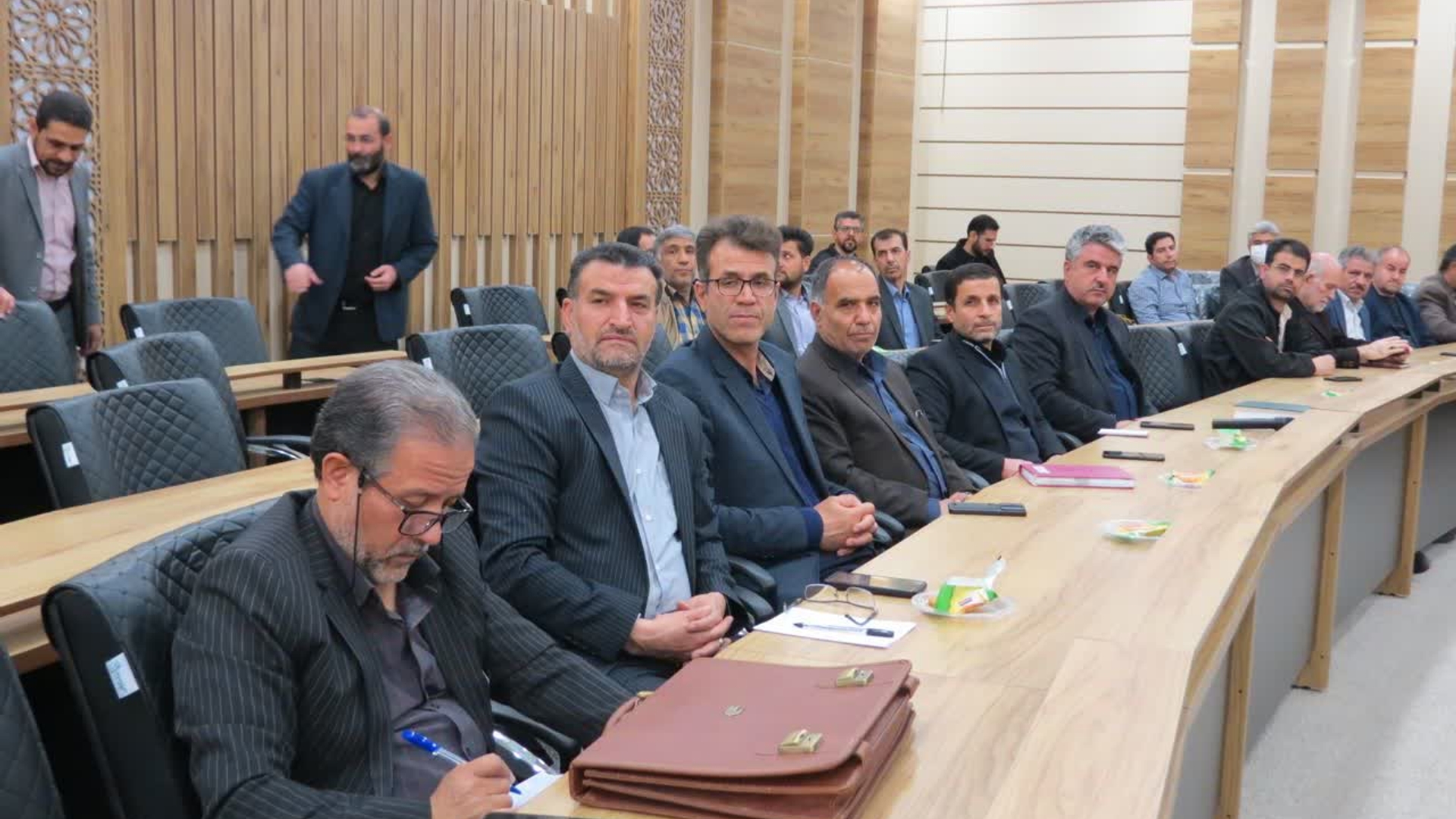 نخستین جلسه هم‌اندیشی با مدیران مدارس متوسطه دوم شهرستان اراک برای افزایش رضایتمندی و مشارکت حداکثری در انتخابات با حضور نظری معاون سیاسی امنیتی واجتماعی استانداری مرکزی و رئیس ستاد انتخابات استان و هادی فرماندارشهرستان اراک