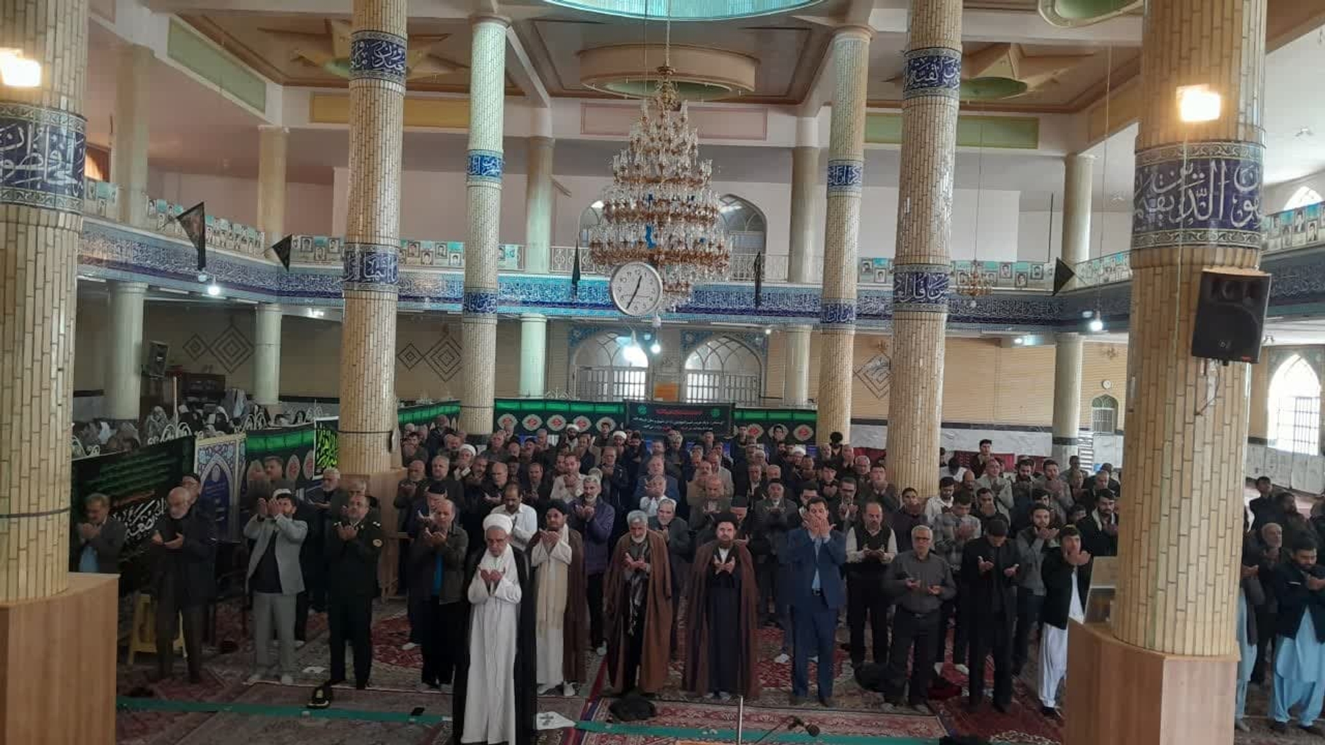 نماز عبادی سیاسی جمعه10آذر ماه  1402 با حضورمهندس وروانی فرماندار ومردم ولایتمدار و انقلابی شهرستان  به امامت حجت الاسلام والمسلمین طاووسی  امام جمعه آشتیان در محل مصلی آیت الله دانش  برگزار شد .