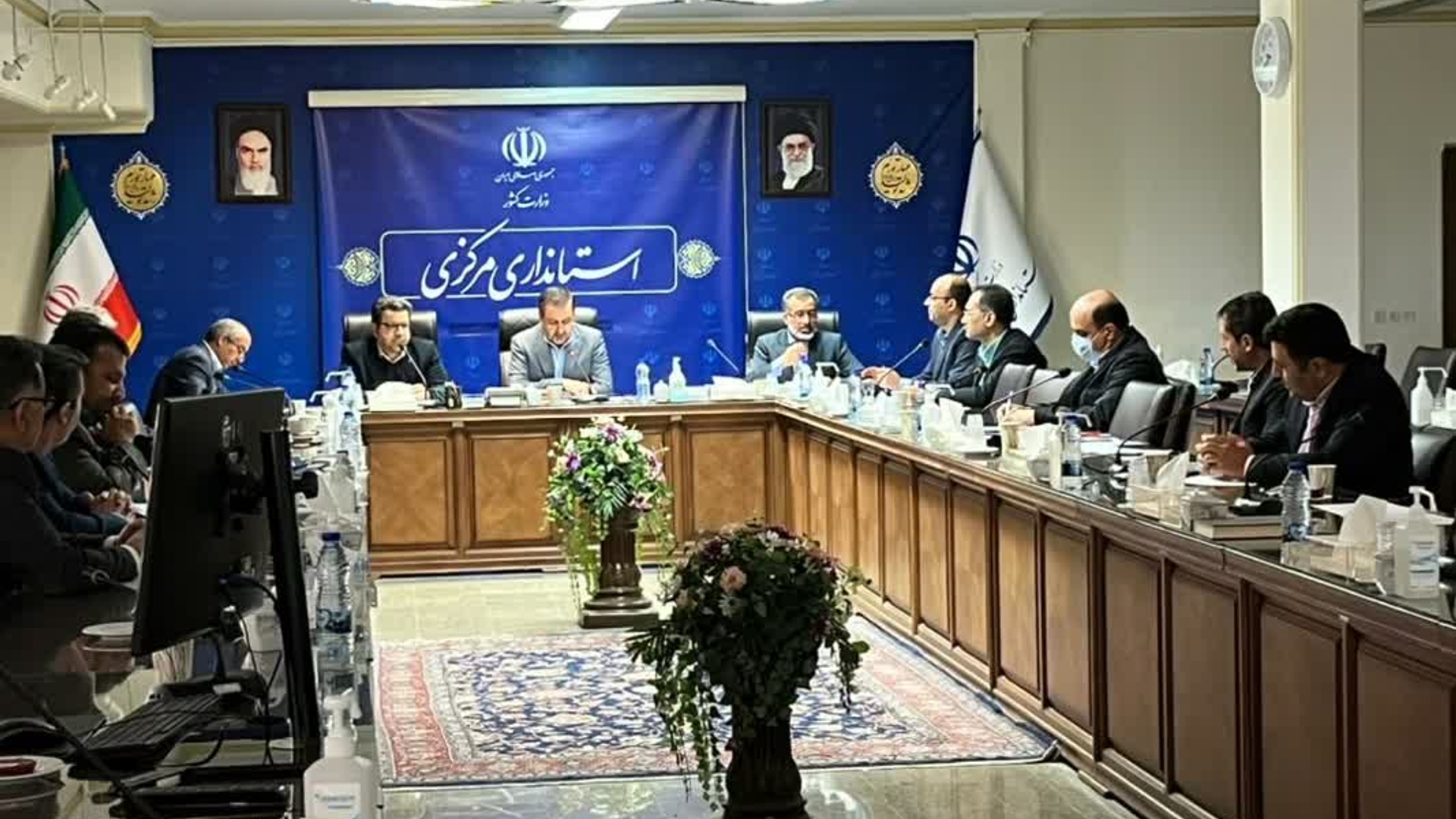 دومین جلسه کمیته وصول مطالبات شرکت گاز استان به ریاست میرزاخانی معاون هماهنگی امور اقتصادی وتوسعه منطقه ای برگزار شد.
در این جلسه ضمن بررسی مصوبات قبل، بر تلاش واستفاده کامل شرکت گاز استان از ظرفیت های قانونی وامکانات نیروی انسانی وتجهیزات برای وصول مطالبات تاکید شد.
در این جلسه مقرر شد دستگاه های اجرایی نیز پرداخت مطالبات شرکت گاز را در اولویت قرار داده وسازمان مدیریت وبرنامه ریزی واداره کل اموراقتصاد دارایی نیز  نظارت نمایند.

@Economicostandarimarkazi