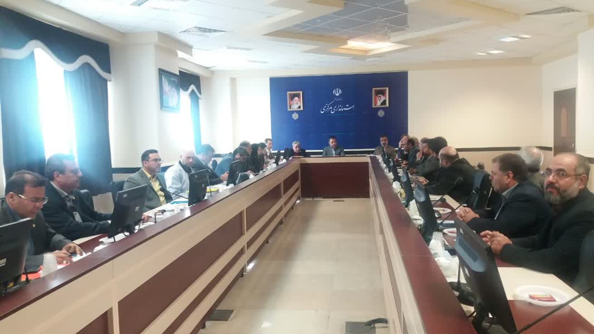 نشست کارگروه تسهیل و رفع موانع تولید استان مرکزی به ریاست معاون هماهنگی امور اقتصادی و توسعه منطقه‌ای استاندار، جمعی از مدیران دستگاه‌های اجرایی، شبکه بانکی و واحد‌های تولیدی برگزار شد.
در این نشست مسائل تعدادی از واحد‌های تولیدی و صنعتی استان بررسی و تصمیماتی در راستای رفع مشکلات صنایع کوچک و شهرک‌های صنعتی، امهال تسهیلات، تقسیط بدهی‌های بانکی و معافیت مالیاتی به منظور رفع موانع تولید اتخاذ شد، همچنین مقرر شد به منظور اخذ مصوبات لازم در سطوح ملی، برخی موارد به ستاد تسهیل و رفع موانع تولید کشور ارجاع و مکاتبات لازم صورت گیرد. 
چهارشنبه ۱۷ آبان ماه