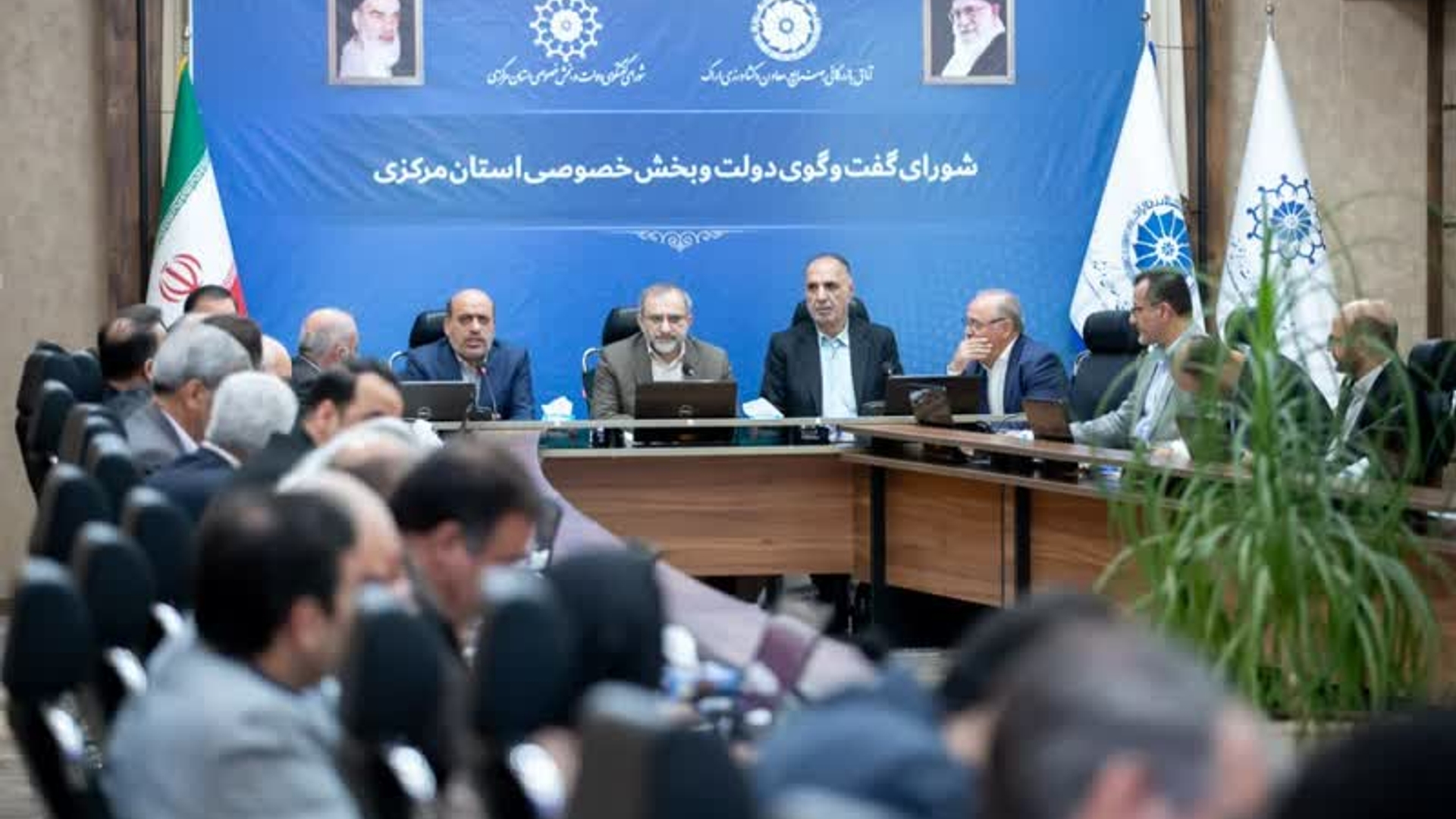 🔴شرکت‌ها به سمت تأمین مالی پایدار از بازار سرمایه حرکت کنند

🔹هشتمین جلسه شورای گفتگوی دولت و بخش خصوصی استان مرکزی در سال جاری، به ریاست استاندار، با حضور نمایندگان خانه ملت و جمعی از مدیران دستگاه‌های اجرایی و فعالان اقتصادی برگزار شد. 
استاندار:
🔸شرکت‌ها چند رویداد مهم مالی دارند از جمله مالیات، حساب‌های بانکی، کارت‌های بازرگانی و بیمه‌گذاری که موضوع انتقال گردش‌های مالی آن‌ها به استانِ محل فعالیت شرکت‌ها و فعالان اقتصادی همواره به عنوان یک دغدغه مطرح بوده است.
🔸در موضوع مالیات طبق قانون مالیات شرکت‌ها در هر جای کشور وصول شود به استان محل فعالیت شرکت واریز می‌شود.
🔸در خصوص حساب‌های بانکی، این حساب‌ها عمدتاً در تهران متمرکز شده است و استان‌ها عملاً از ظرفیت گردش‌های مالی و تسهیلات مرتبط با آن بهره‌مند نمی‌شوند لذا انتقال حساب‌ها، بیمه و کارت بازرگانی به استان مورد تأکید است.
🔸استفاده از بازار پول برای تأمین مالی با محدودیت‌های جدی مواجه است اما در حوزه بازار سرمایه ظرفیت‌هایی وجود دارد که شرکت‌ها باید برای تأمین مالی پایدار می‌توانند وارد بورس شوند و در این جلسه برای ارائه آموزش‌های لازم به فعالان اقتصادی استان برنامه‌ریزی شد.
🔸بانک‌ها موظف هستند حداقل ۵۰ درصد سپرده‌هایی که در استان‌ها جذب می‌کنند در همان استان تسهیلات بدهند که این موضوع توسط بانک‌های دولتی رعایت می‌شود ولی بانک‌های خصوصی رعایت نمی‌کنند که هشدار می‌دهیم اگر تبعیت نکنند برخورد خواهیم کرد.

پنج‌شنبه ۲۵ آبان ماه