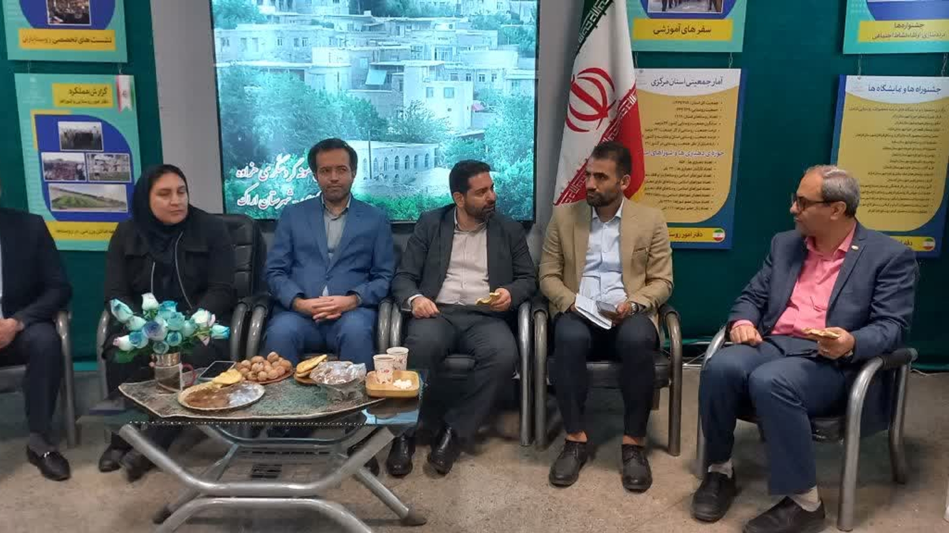 بازدید معاون امور دهیاری های سازمان شهرداری ها و دهیاری های کشور از غرفه استان مرکزی در رویداد تکام