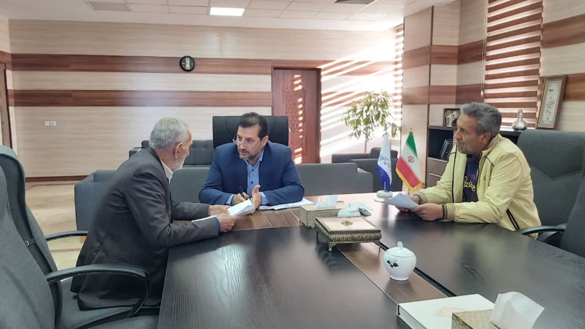 دیدار چهره ‌به ‌چهره مهندس وروانی فراهانی فرماندار شهرستان آشتیان با مردم شریف شهرستان آشتیان