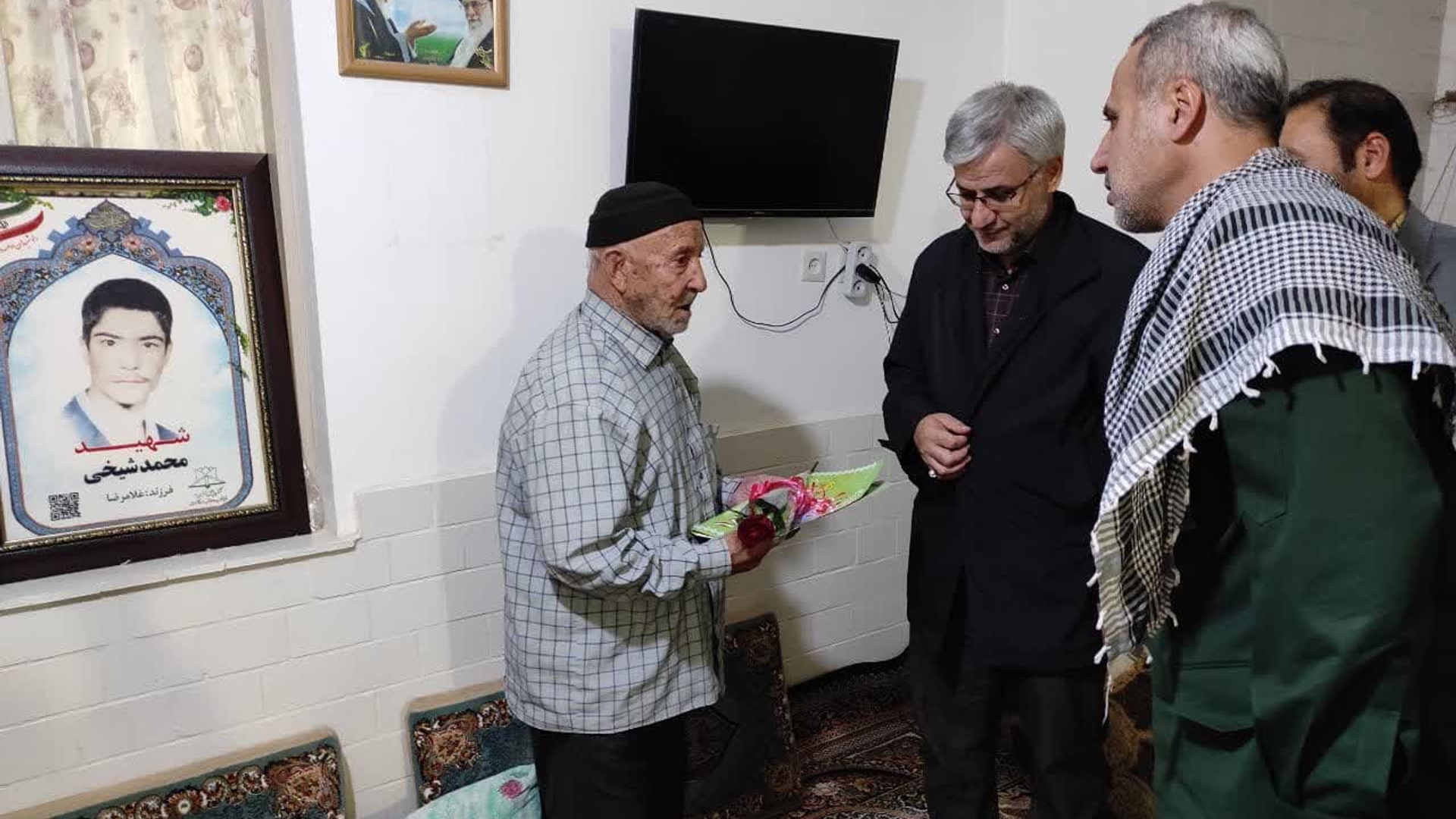 فرماندار و تعدادی از مسئولان شهرستان با خانواده شهید محمد شیخی دیدار کردند