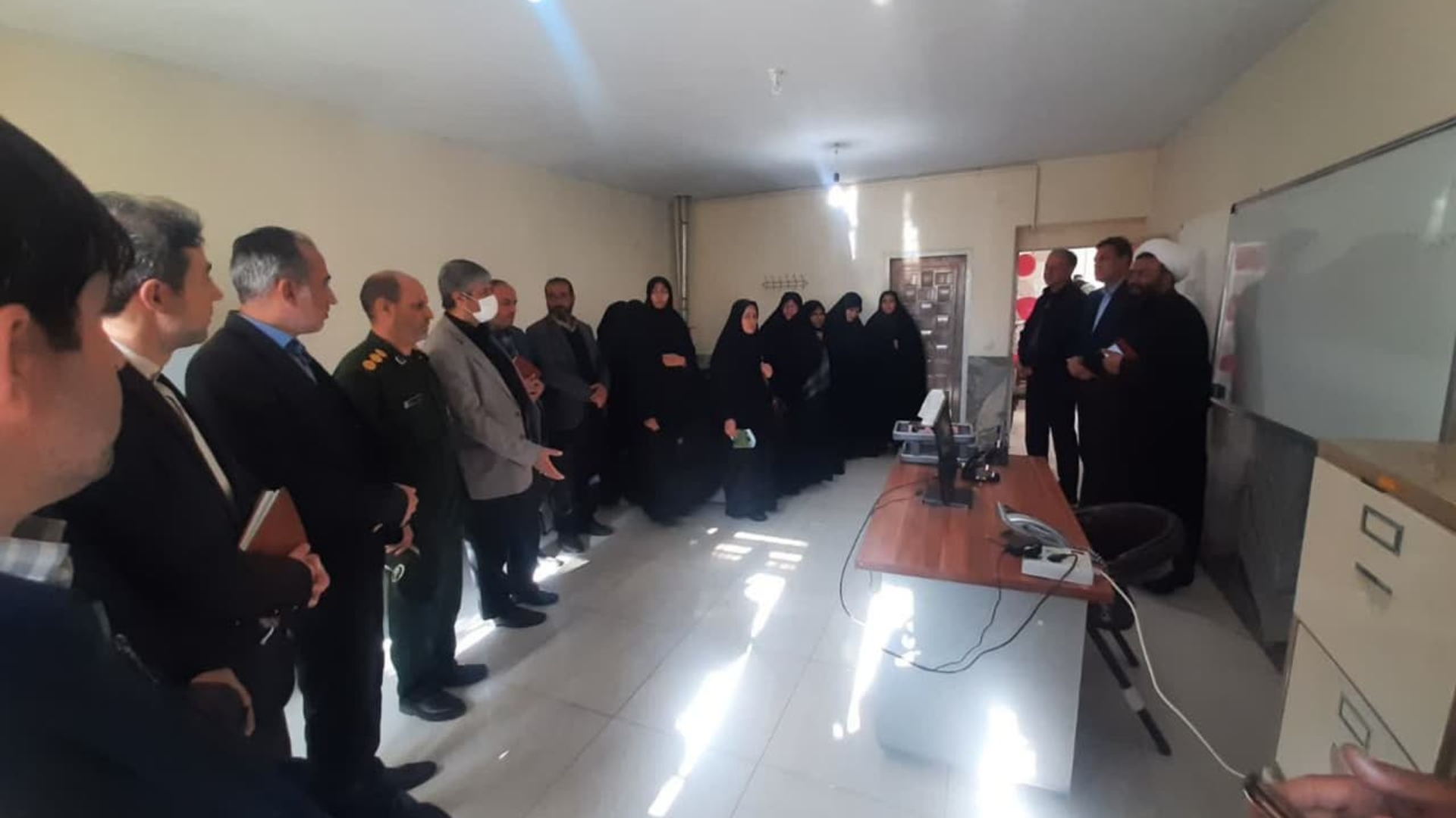 افتتاح مرکز مردمی " نفس" با هدف پیشگیری از سقط در شهرستان آشتیان 

با حضور مفتح زاده مدیر کل امور بانوان و خانواده استانداری ،حجج الاسلام مدرس زاده و  تاج آباد ، دکترمحمددوست و جمعی از مسئولین استانی و شهرستانی ، مرکز مردمی نفس ( نجات فرزندان سقط) با نام امید با هدف پیشگیری و آگاهی بخشی در زمینه  سقط ، در راستای حمایت از خانواده و جوانی جمعیت در محل ساختمان بهورزی شبکه بهداشت و درمان شهرستان آشتیان افتتاح شد. 
🟡 این مرکز بنا دارد از طریق ارتباط گرفتن با مادرانی که به هر دلیل و یا مشکل اقتصادی ، اجتماعی ، فرهنگی و ... تصمیم به سقط فرزند دارند ، از ایشان حمایت نماید و خانواده ها از کمک های این مرکز با وجود کارشناسان خبره در زمینه های مختلف بهره مند شوند.  
  یکی از عوامل مؤثر در راستای حمایت از خانواده و جوانی جمعیت پیشگیری از سقط‌ جنین است.
۱۳ آذر ماه ۱۴۰۲