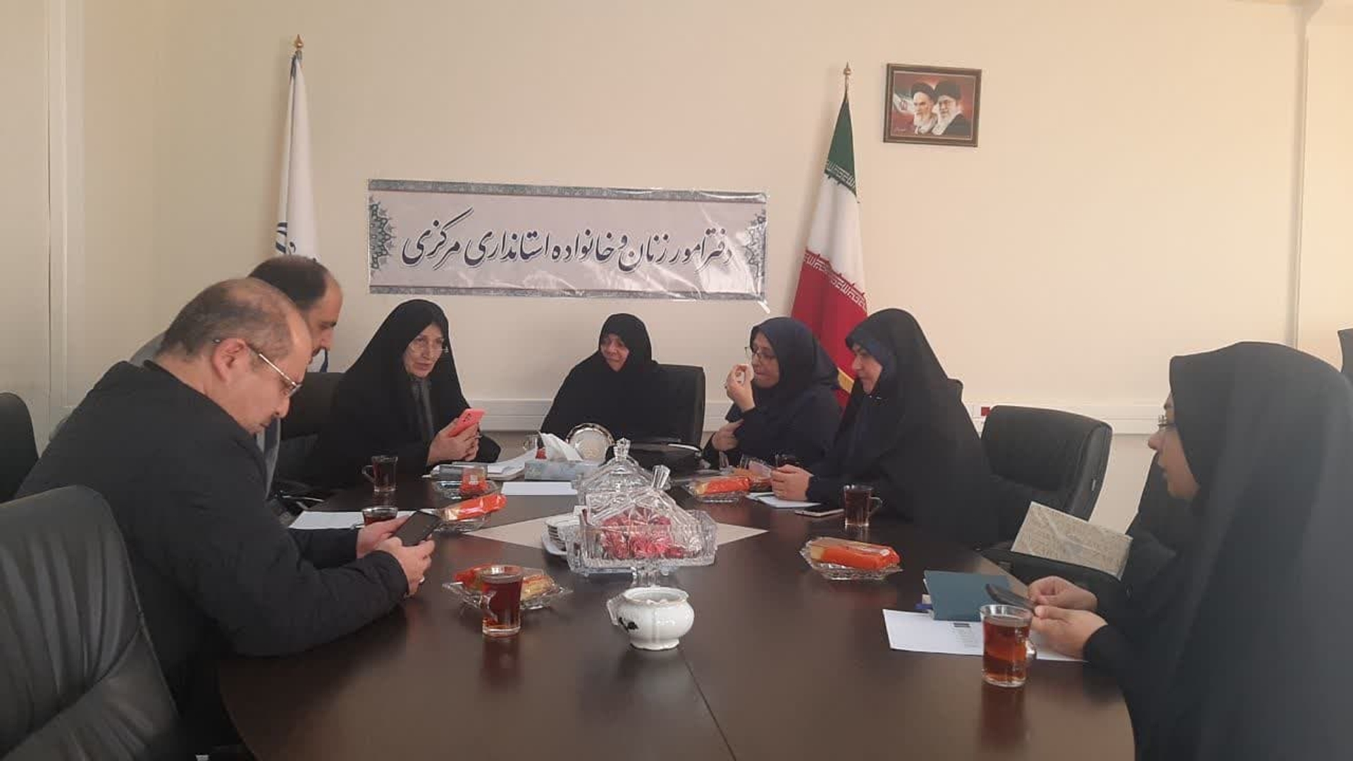 جلسه برنامه ریزی رونمایی از کتاب« ساکن خیابان ملک» زندگینامه اشرف جواهری، به ریاست مفتح زاده مدیر کل دفترامور بانوان وخانواده وبا حضور باقری مدیرکل دفتر فرهنگی اجتماعی،گودرزی مدیرکل امور کتابخانه ها،نجمی مدیرکل صدا وسیما، ظهیری مدیرکل انتقال خون، جواهری و دونفراز معاونین دستگاهها  در محل دفتر امور بانوان تشکیل گردید .
دوشنبه ۱۳آذر ۱۴۰۲