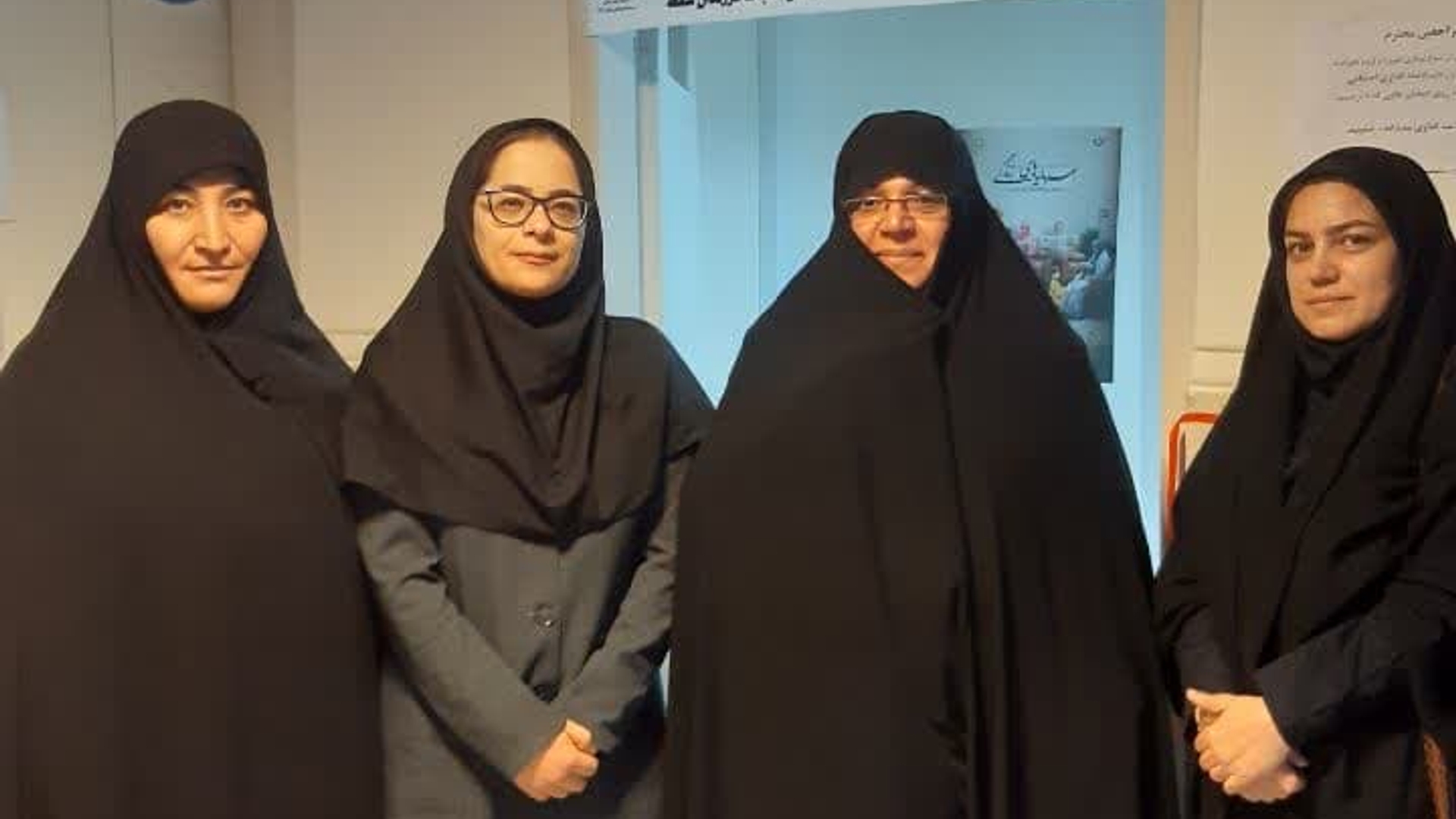 افتتاح مرکز مردمی " نفس" با هدف پیشگیری از سقط در شهرستان تفرش 

با حضور حجت الاسلام تاج آبادی،دکتر اتابکی فرماندار شهرستان تفرش،مفتح زاده مدیر کل امور بانوان و خانواده استانداری ، دکتر جعفری مدیر شبکه بهداشت و درمان شهرستان تفرش،  دکتر محمدحسن رئیس بسیج جامعه پزشکی دانشگاه علوم پزشکی وسایر مسئولین شهرستانی اولین مرکز مردمی نفس ( نجات فرزندان سقط) با هدف پیشگیری و آگاهی بخشی در زمینه  سقط ، در راستای حمایت از خانواده و جوانی جمعیت در شهرستان تفرش افتتاح شد. 
🔸 این مرکز که در بیمارستان والفجر شهرستان قرار دارد بنا دارد از طریق ارتباط گرفتن با مادرانی که به هر دلیل و یا مشکل اقتصادی ، اجتماعی ، فرهنگی و ... تصمیم به سقط فرزند دارند ، از ایشان حمایت نماید و خانواده ها از کمک های این مرکز با وجود کارشناسان خبره در زمینه های مختلف بهره مند شوند.
دوشنبه  ١٣ آذر