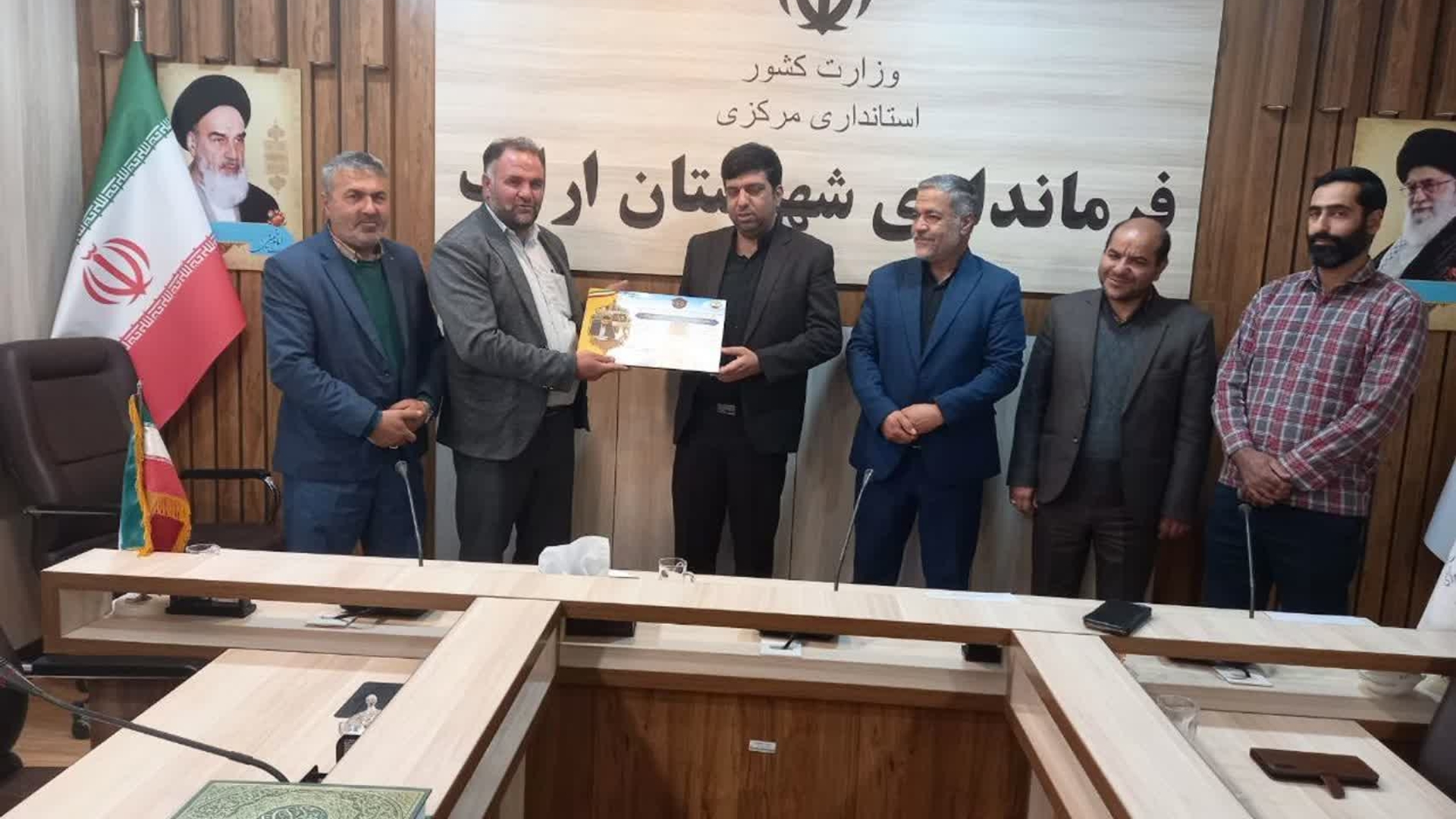 درجلسه ای به ریاست هادی فرماندار شهرستان اراک وبا حضور قربانی رییس شورای اسلامی شهراراک ، رئیس شورای اسلامی استان، قدیری بخشدارمرکزی اراک،  رئیس شورای اسلامی شهرستان اراک و شورای اسلامی بخش مرکزی  در خصوص تعامل وهمکاری بین شوراهای اسلامی شهرهای شهرستان با مجموعه فرمانداری اراک برگزار گردید