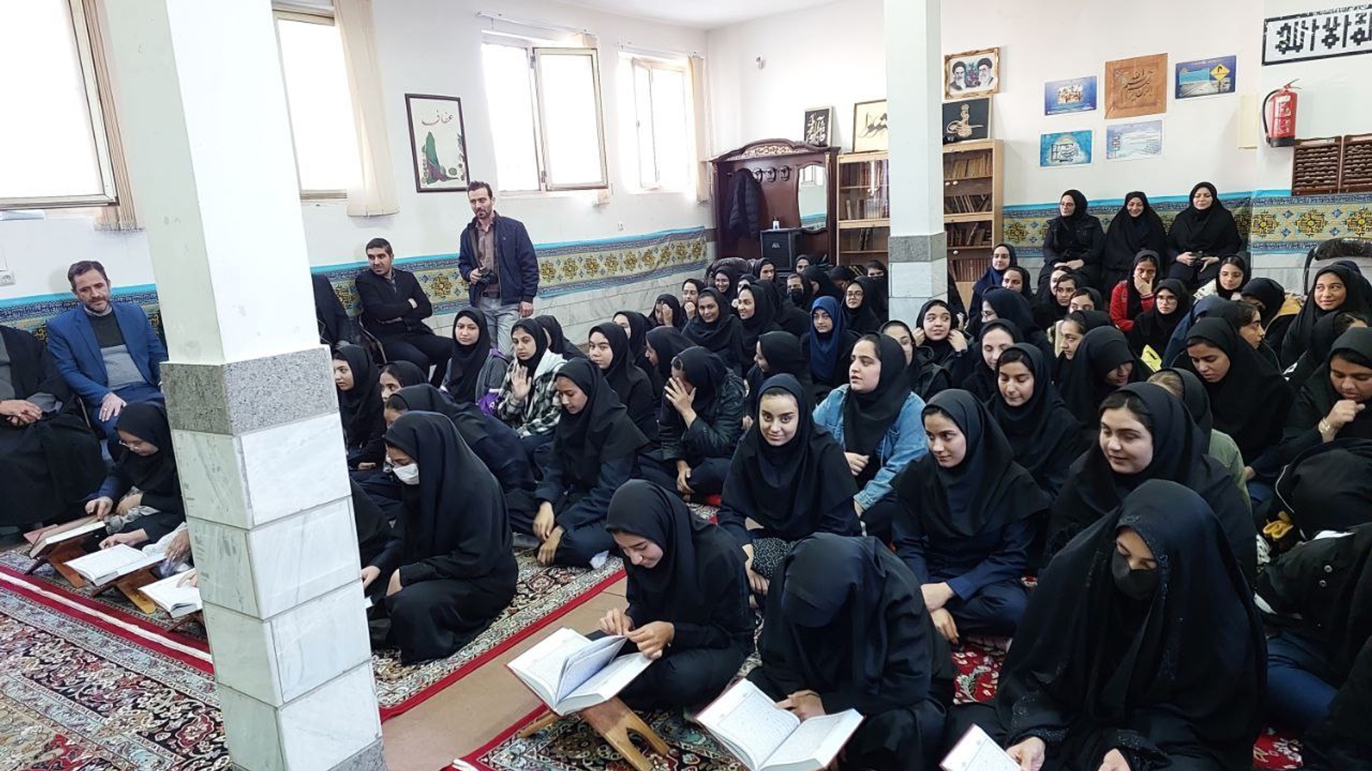 مراسم انس با قرآن در هنرستان دخترانه دکتر حسابی شهر محلات برگزار شد.