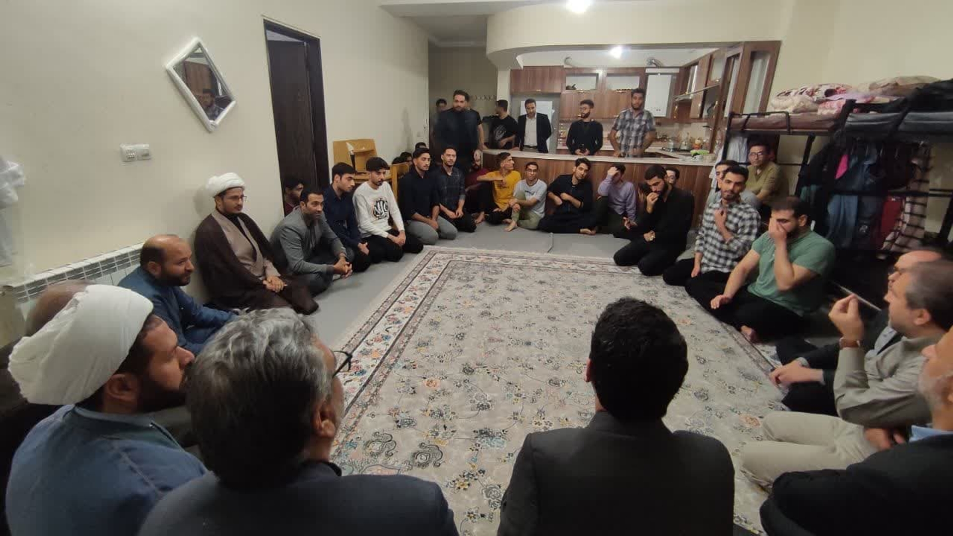 بازدید شبانه‌ مهدی الیاسی، معاون استاندار و فرماندار ویژه ساوه از خوابگاه دانشجویی